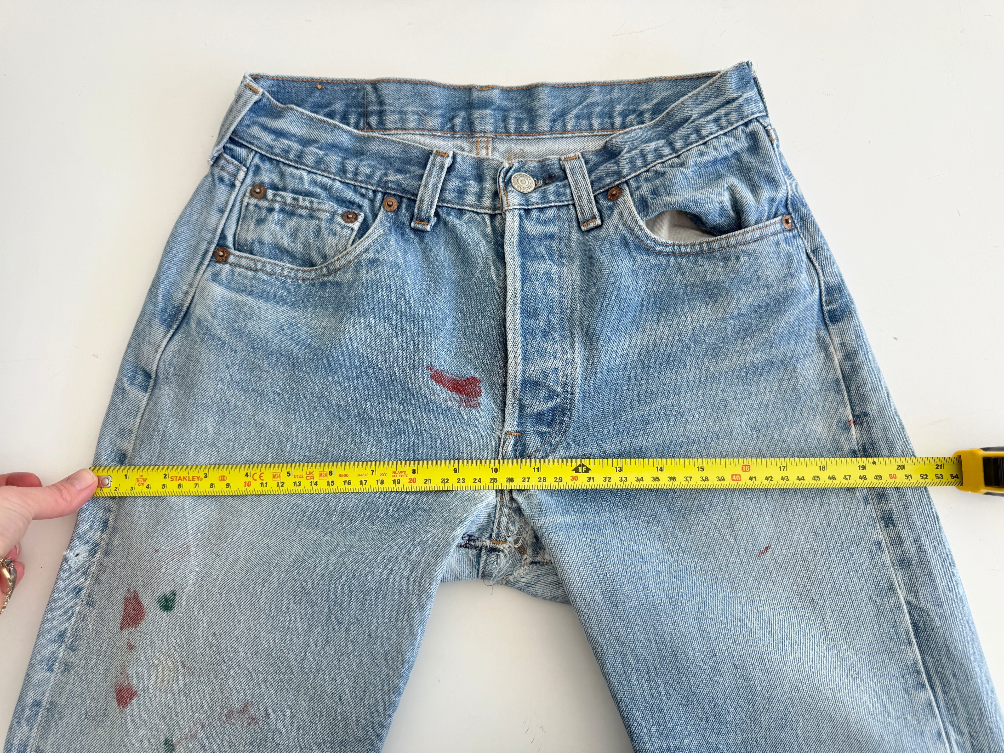 Selvedge W27 L30 vintage Levis 501 26-27”measured medium blue 80s USA 501 selvedge distressed & paint 501s