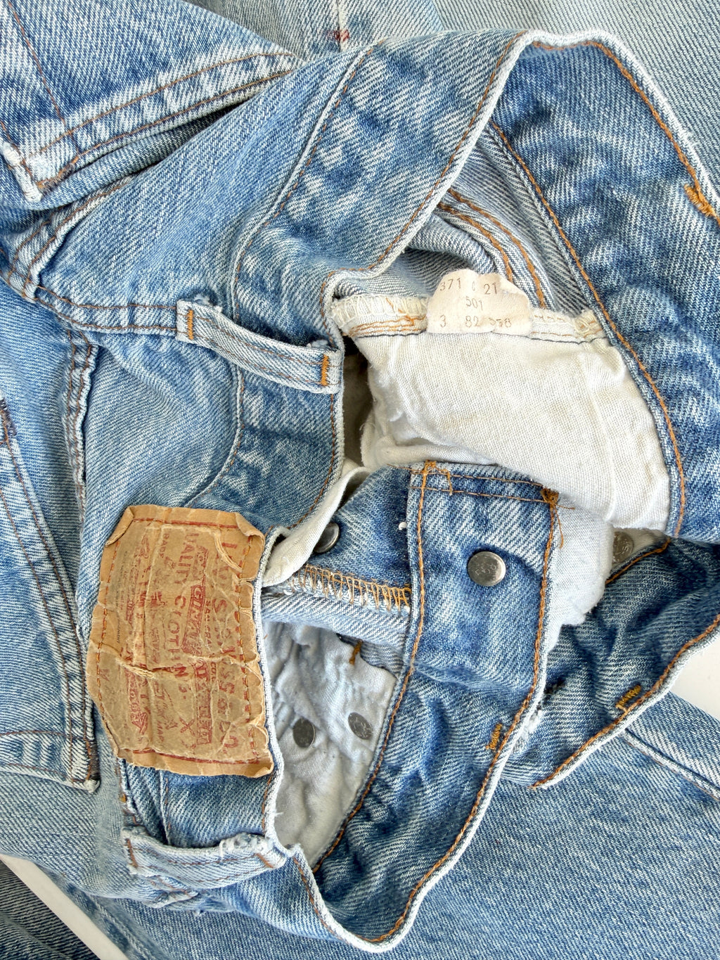 Selvedge W27 L30 vintage Levis 501 26-27”measured medium blue 80s USA 501 selvedge distressed & paint 501s