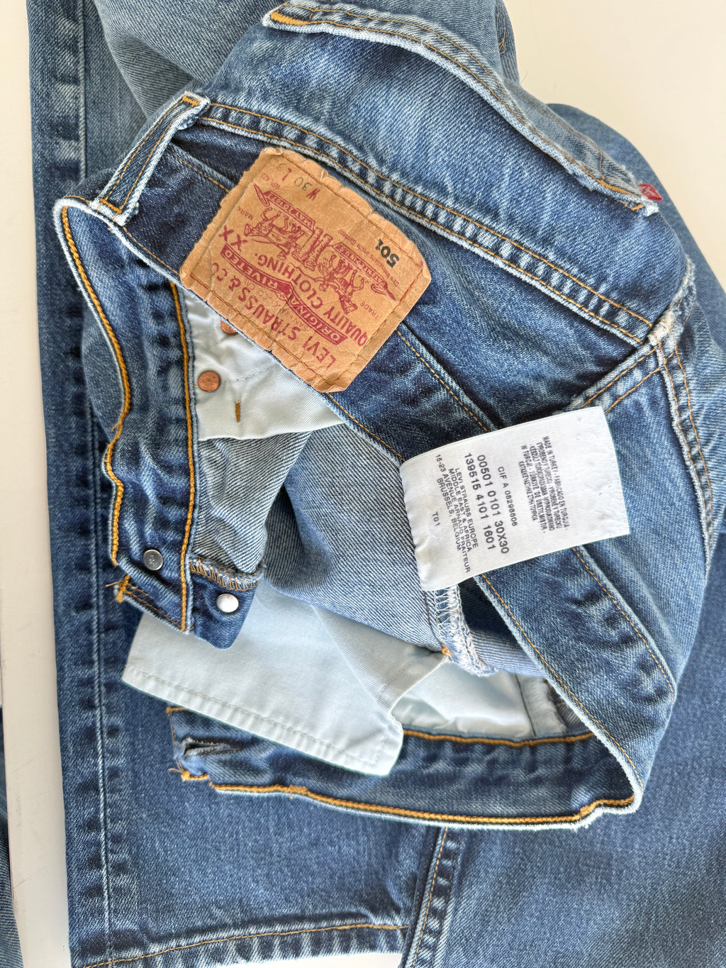 W28 L28 vintage Levis 501 27-28” measured dark blue faded denim Y2K 501s wallet mark