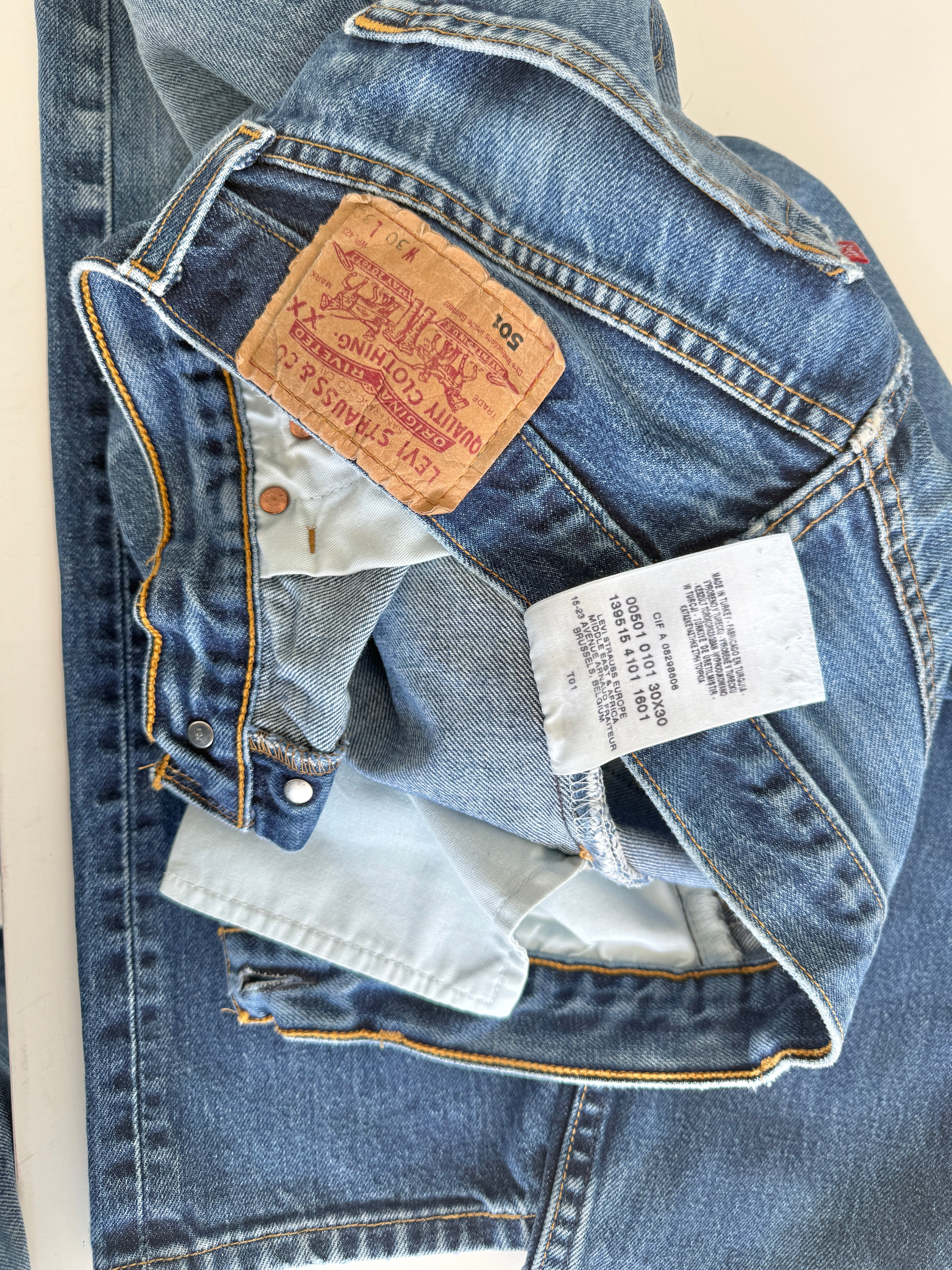 W28 L28 vintage Levis 501 27-28” measured dark blue faded denim Y2K 501s wallet mark