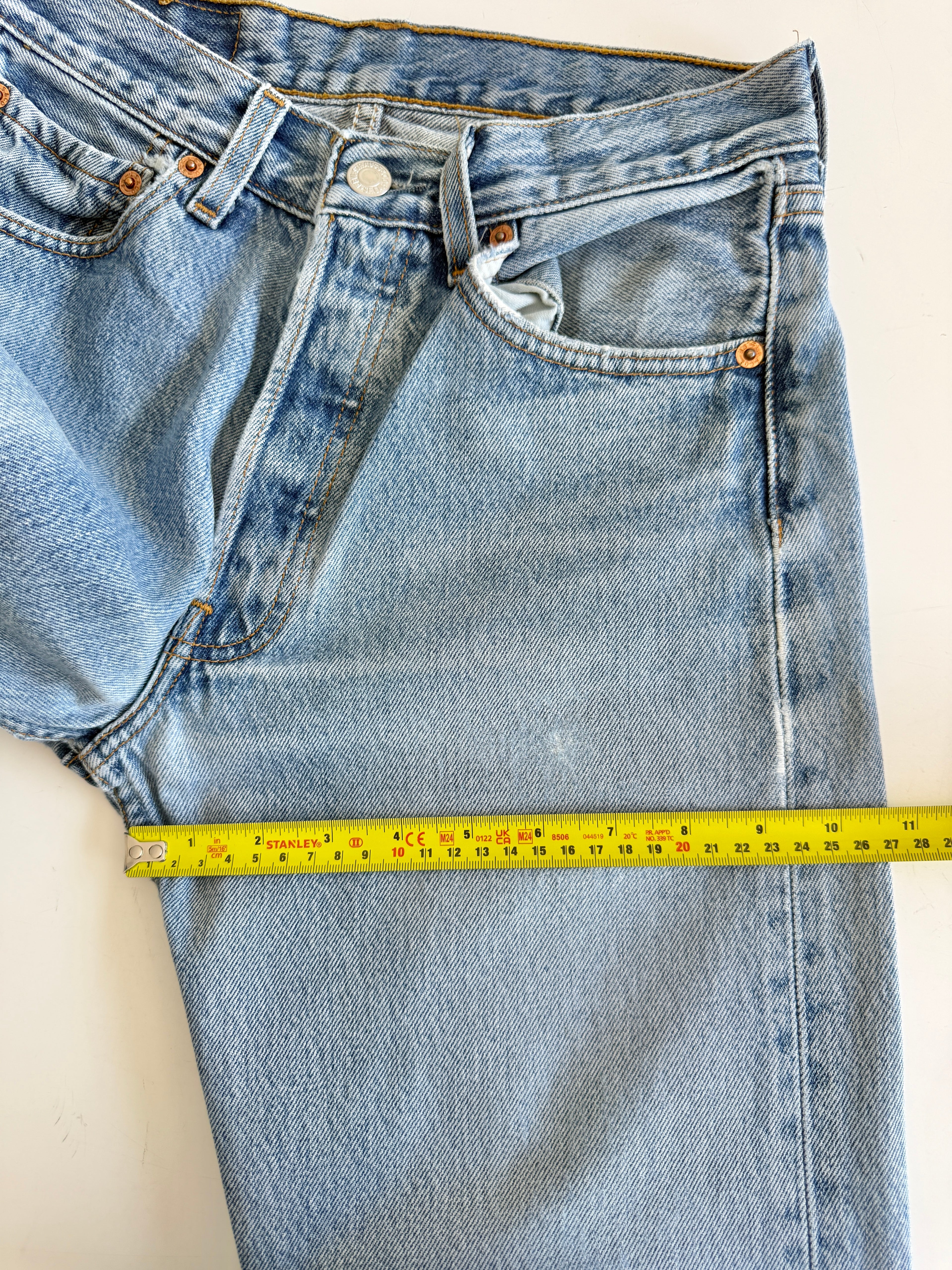W26 L31 vintage Levis 501 25/26” measured waist medium light blue 501s Y2K wallet mark and cool fades nl