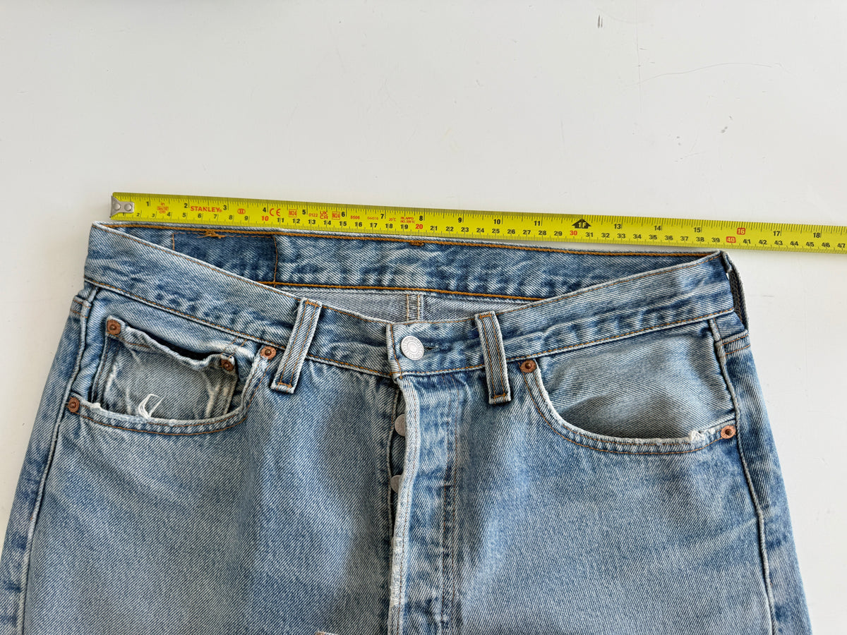 W31 L31 vintage Levis 501 medium light blue 30/31” measured waist 501s 90s USA