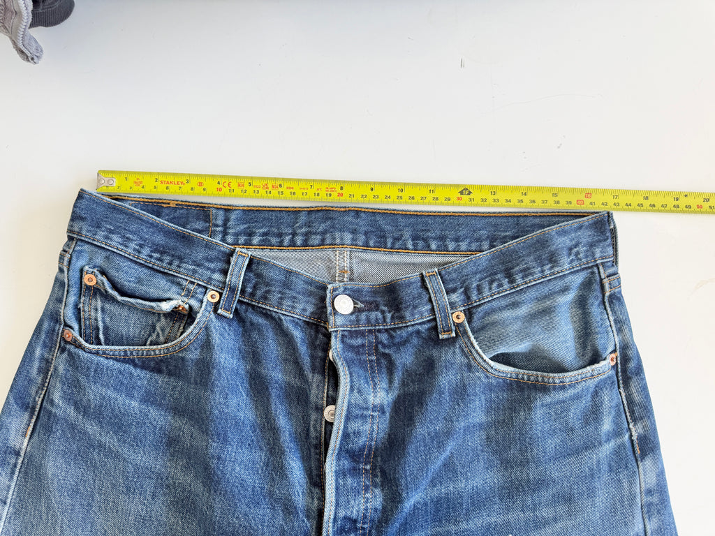 W33 L33 vintage Levis 501 dark blue 33” measured waist Y2K levis 501s