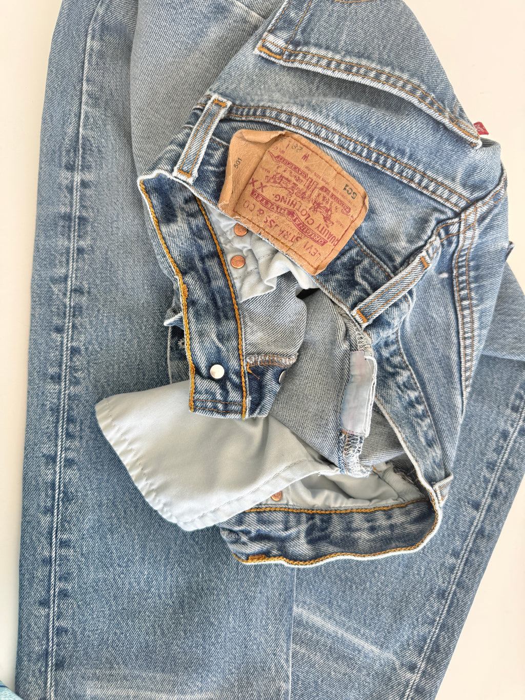 W26 L31 vintage Levis 501s 25/26” measured medium dark fade blue distressed 501s Y2K