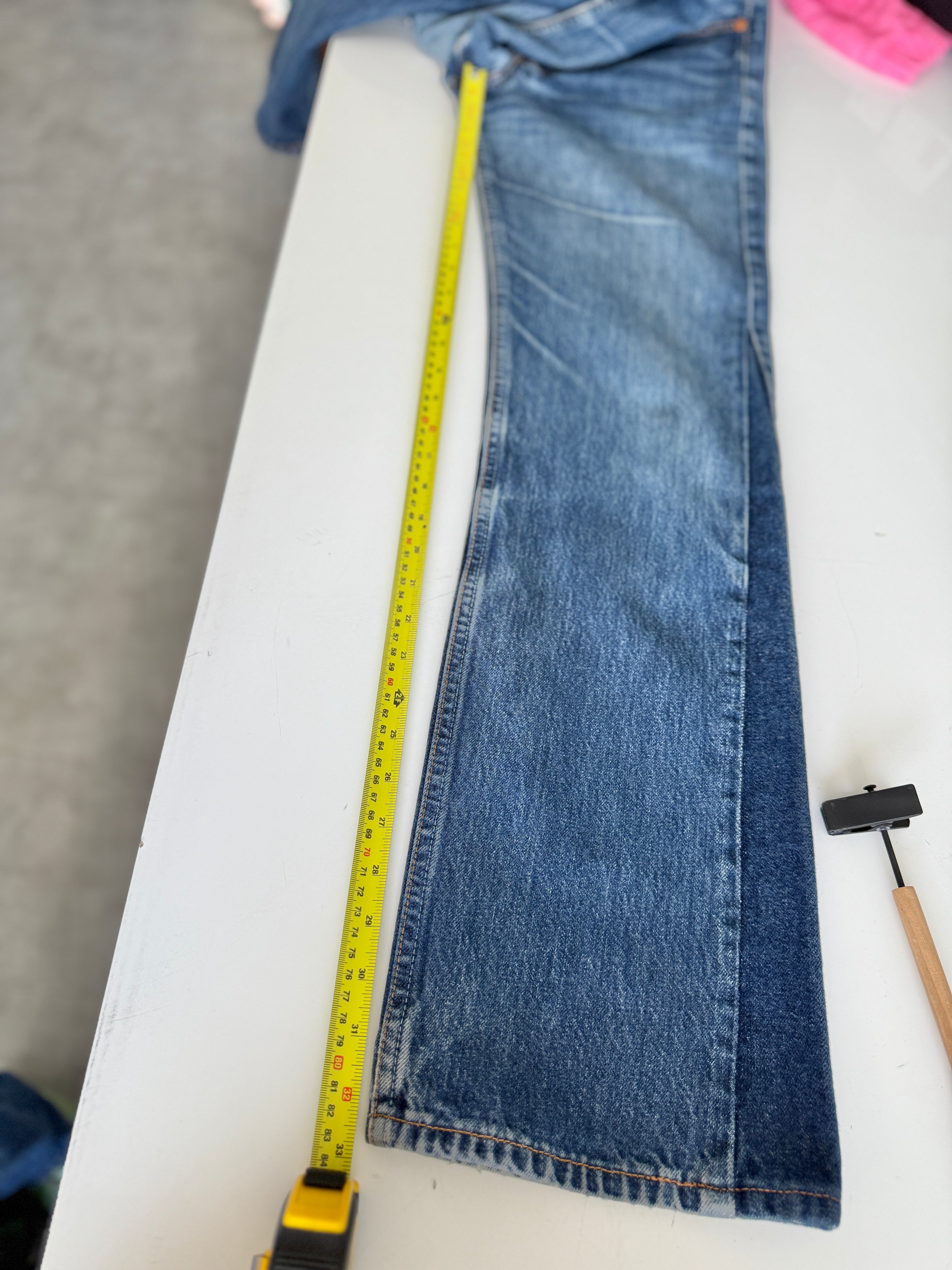 W27 L32 vintage Levis 501 26-27” measured dark blue denim made in 90s flare