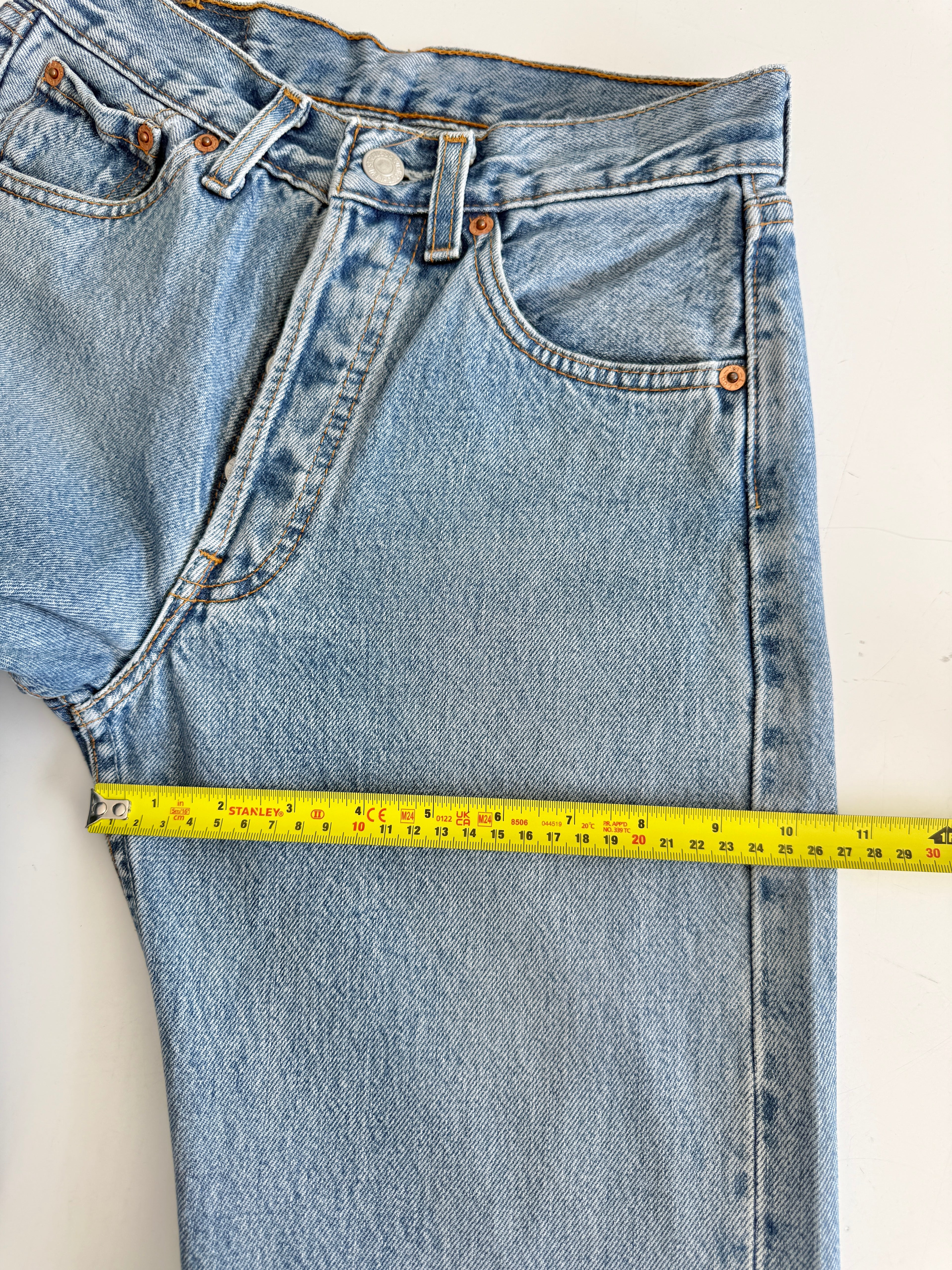 W26 L30 vintage Levis 501 25/26” measured waist medium blue 501s made in 90s