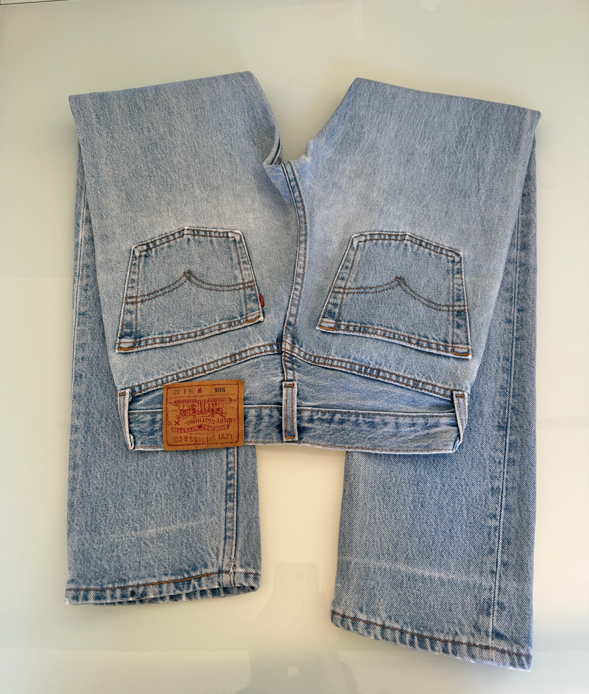 W25 L32 vintage Levis 501 medium light blue 24/25” measured waist 501s USA 90s for women tag