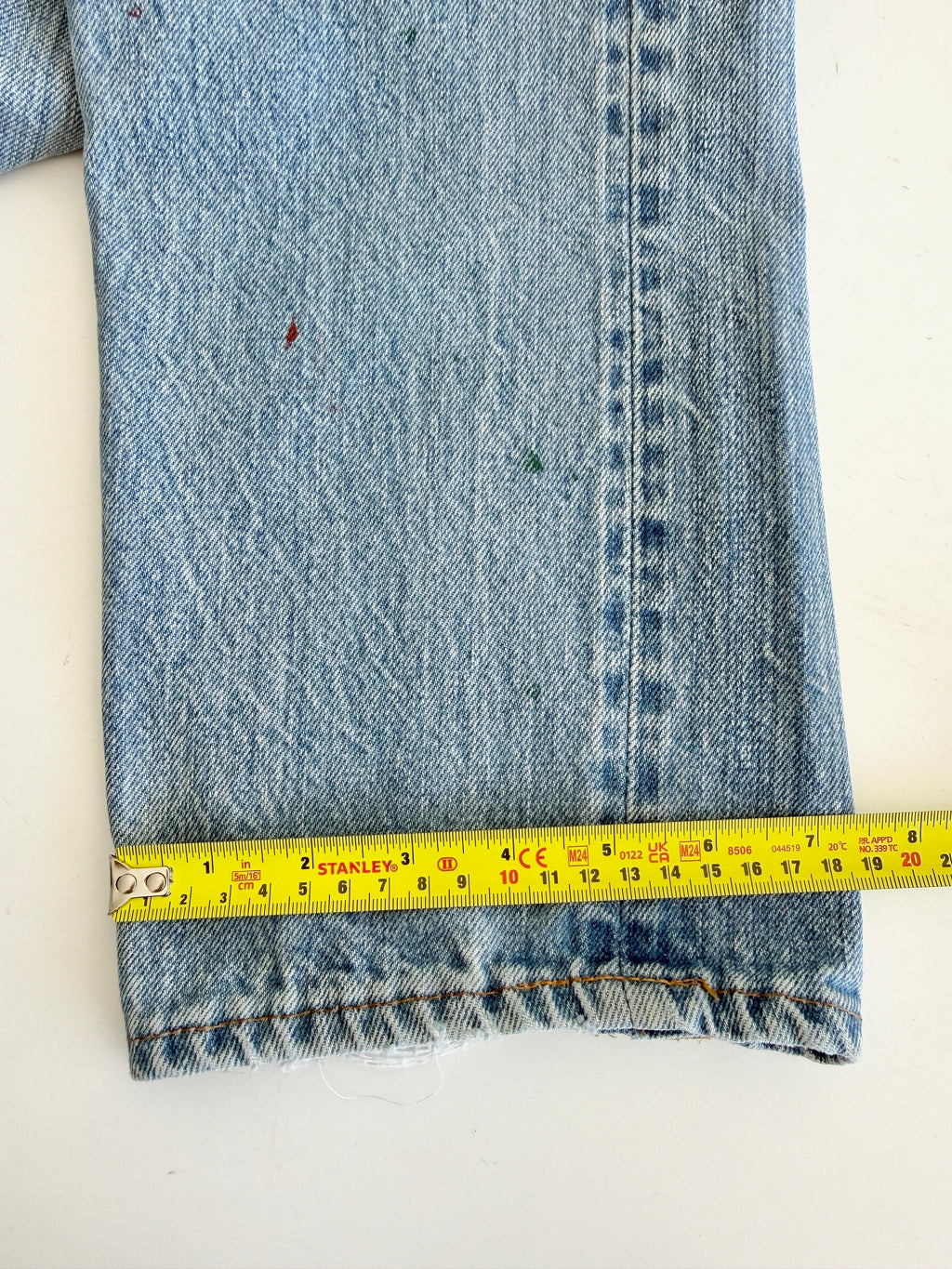 Selvedge W27 L30 vintage Levis 501 26-27”measured medium blue 80s USA 501 selvedge distressed & paint 501s