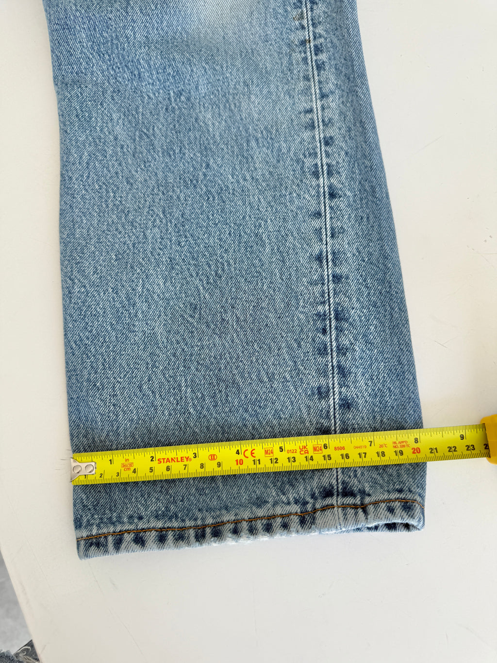 W32 L29 vintage Levis 501 31/32” measured medium blue denim Y2K Levi’s 501s wallet mark