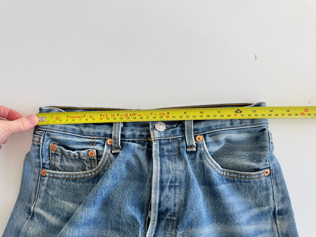 W27 L29 vintage Levis 501 26/27” measured medium faded blue denim 90’s 501s