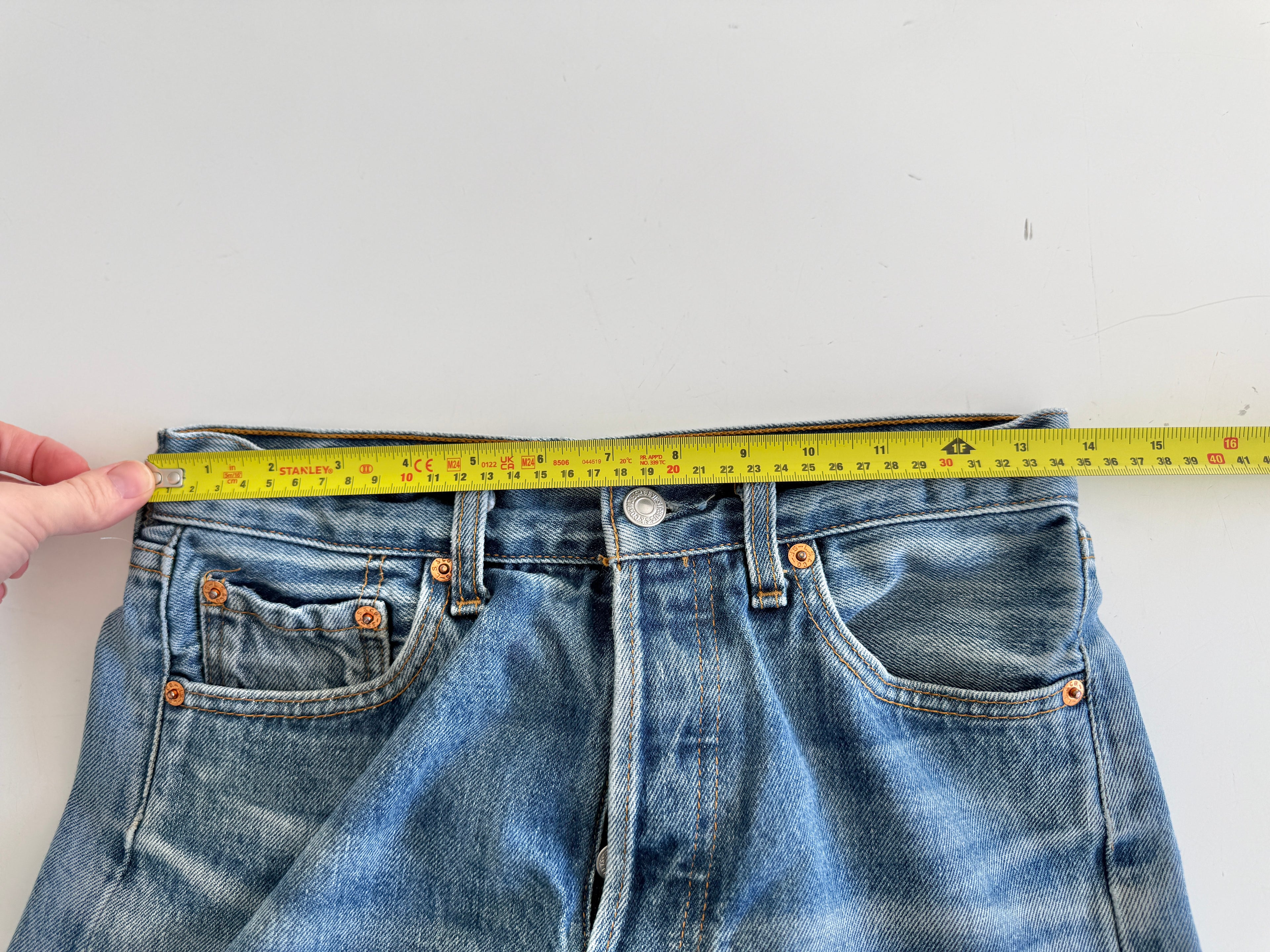 W27 L29 vintage Levis 501 26/27” measured medium faded blue denim 90’s 501s