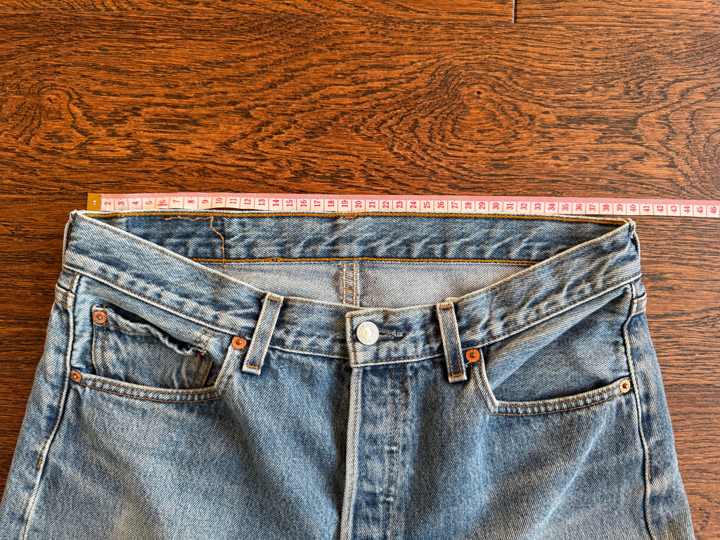 W32 L33 vintage Levis 501s 31/32” measured medium blue faded Y2K 501s