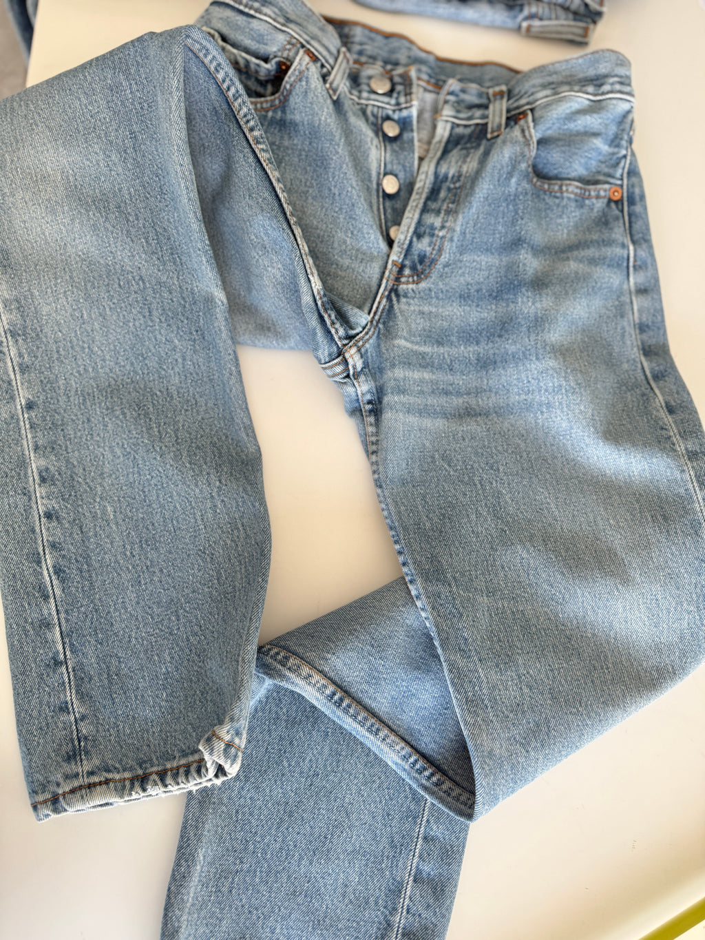 W26 L30 vintage Levis 501 25-26” measured medium blue 90s Levi’s 501s