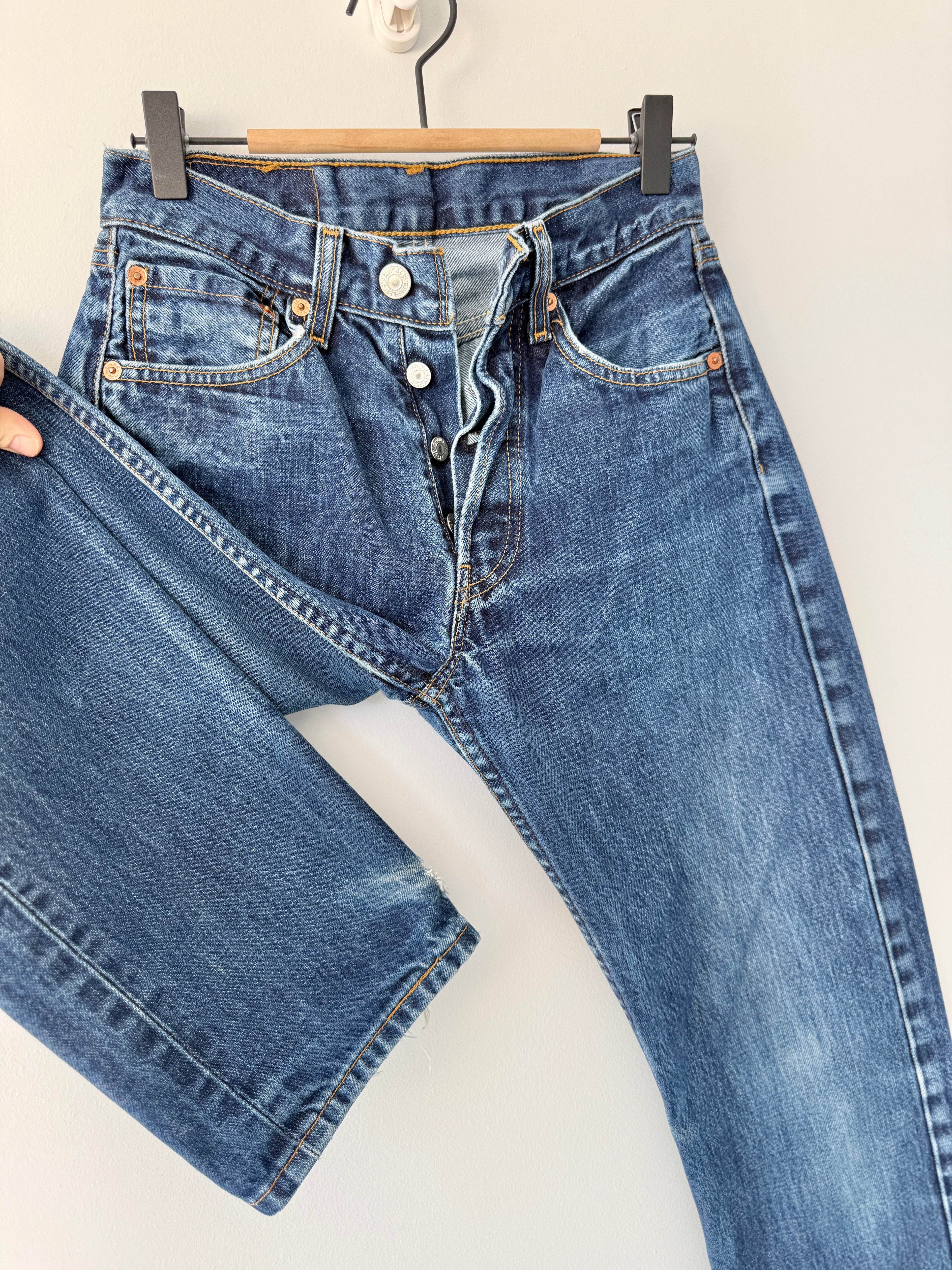 Soft W24 L30 vintage Levis 501s 23-24” measured dark indigo blue Y2K Levi’s 501s