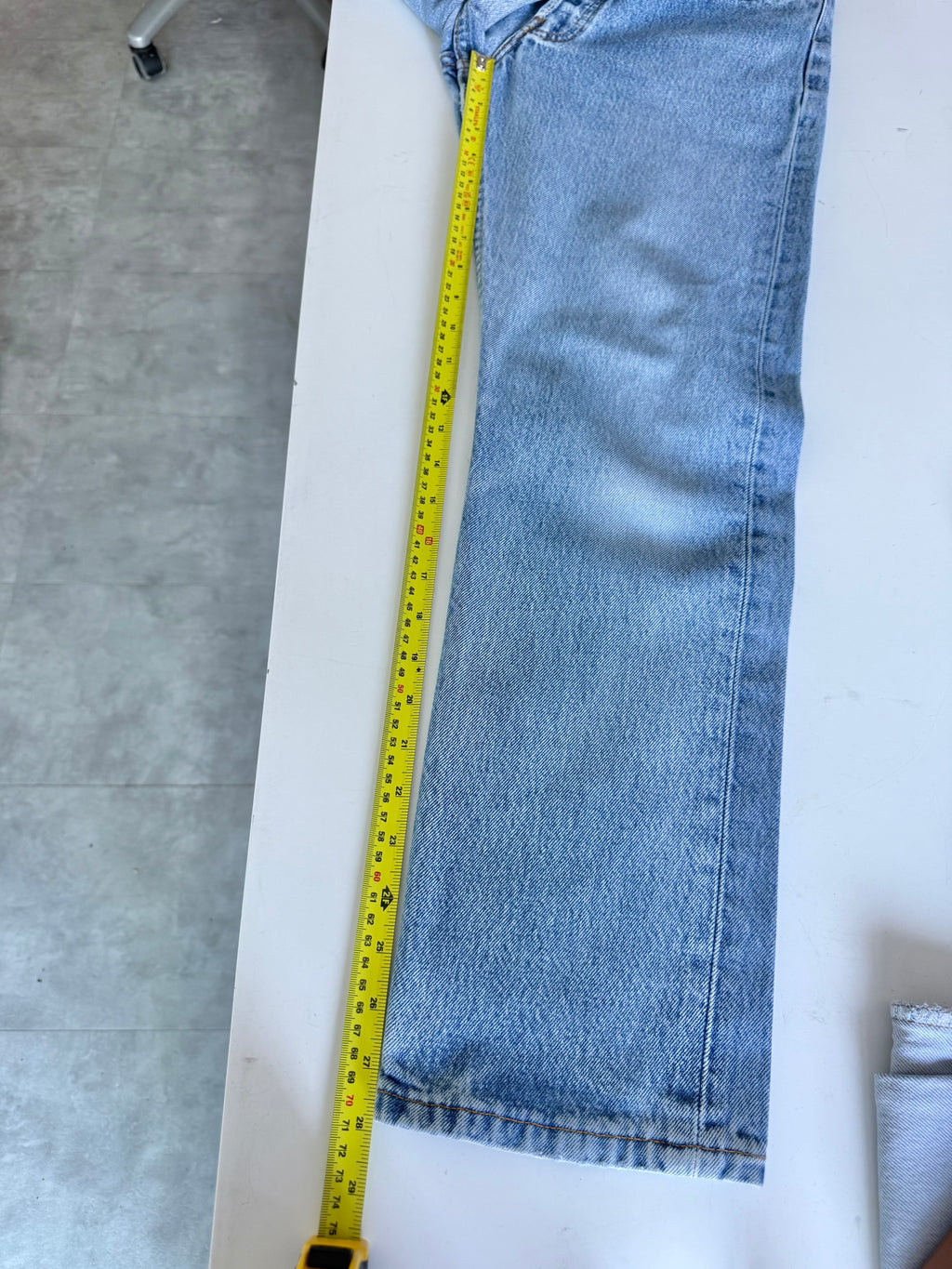 W25 L28 vintage Levis 501 medium blue faded 25” measured waist 90s levis 501s