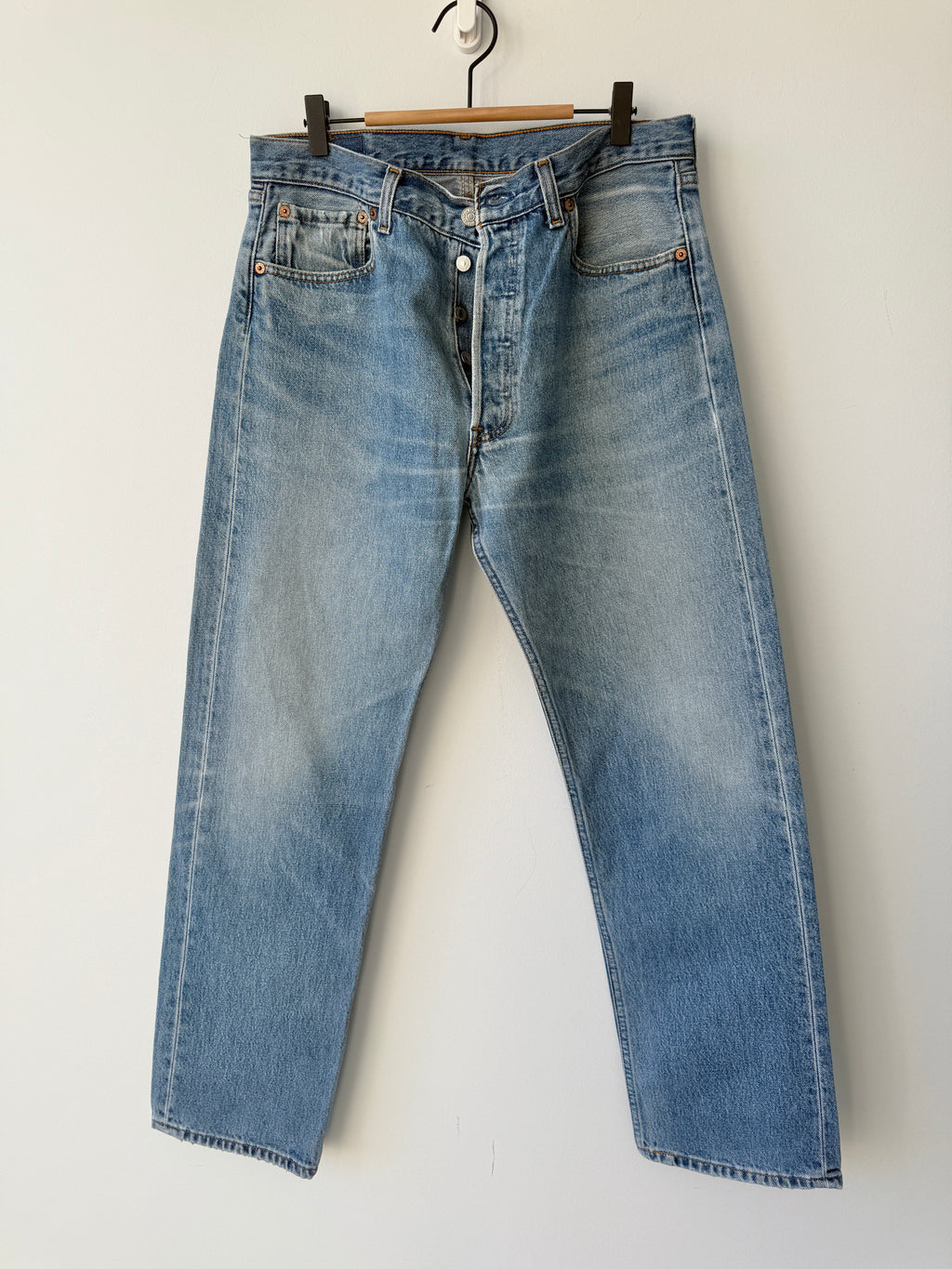 W32 L29 vintage Levis 501 31-32” measured medium faded blue 90s Levi’s 501s