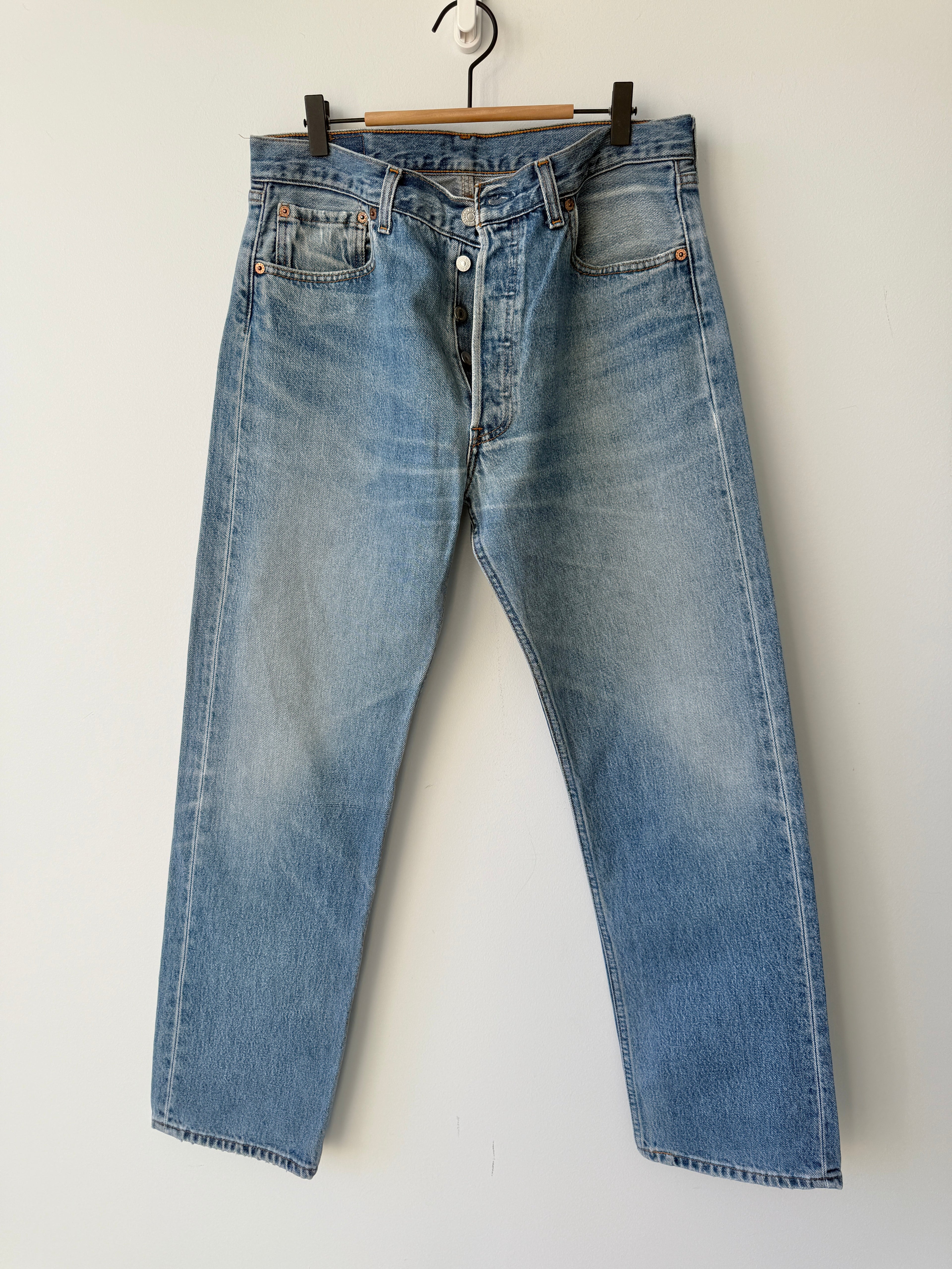 W32 L29 vintage Levis 501 31-32” measured medium faded blue 90s Levi’s 501s