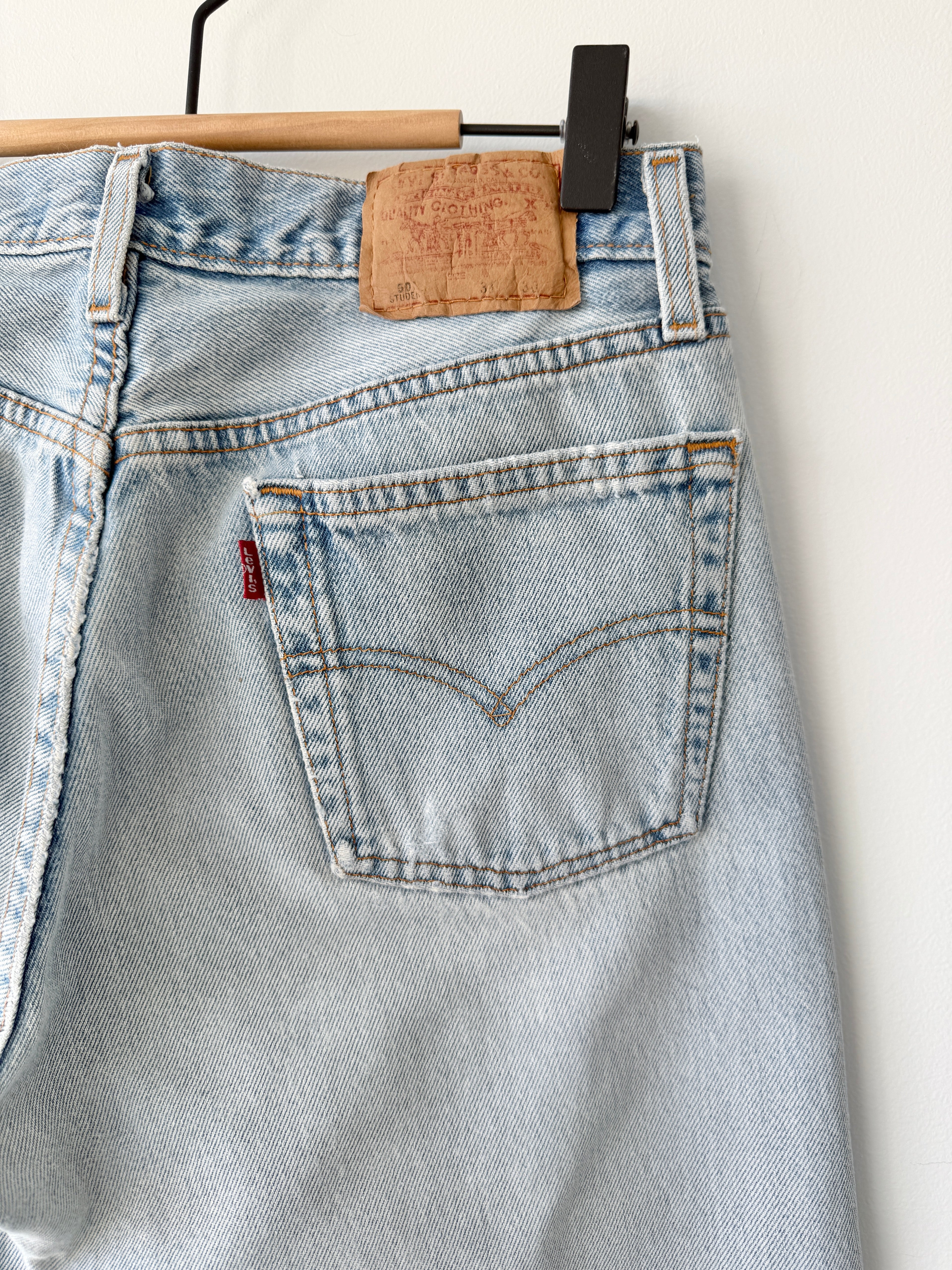Distressed W28 L29 vintage Levis 501 27/28” measured light faded blue denim 90’s 501s USA student fit