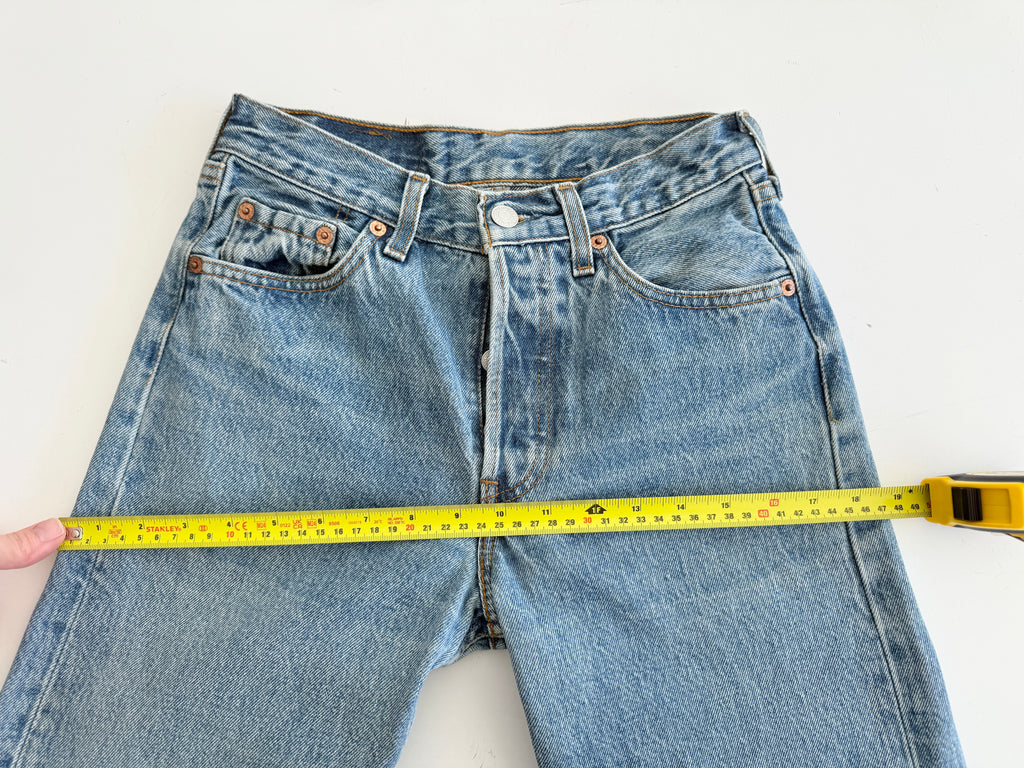 W25 L32 vintage Levis 501s 24/25” measured medium fade blue denim Levi’s 501s 90s