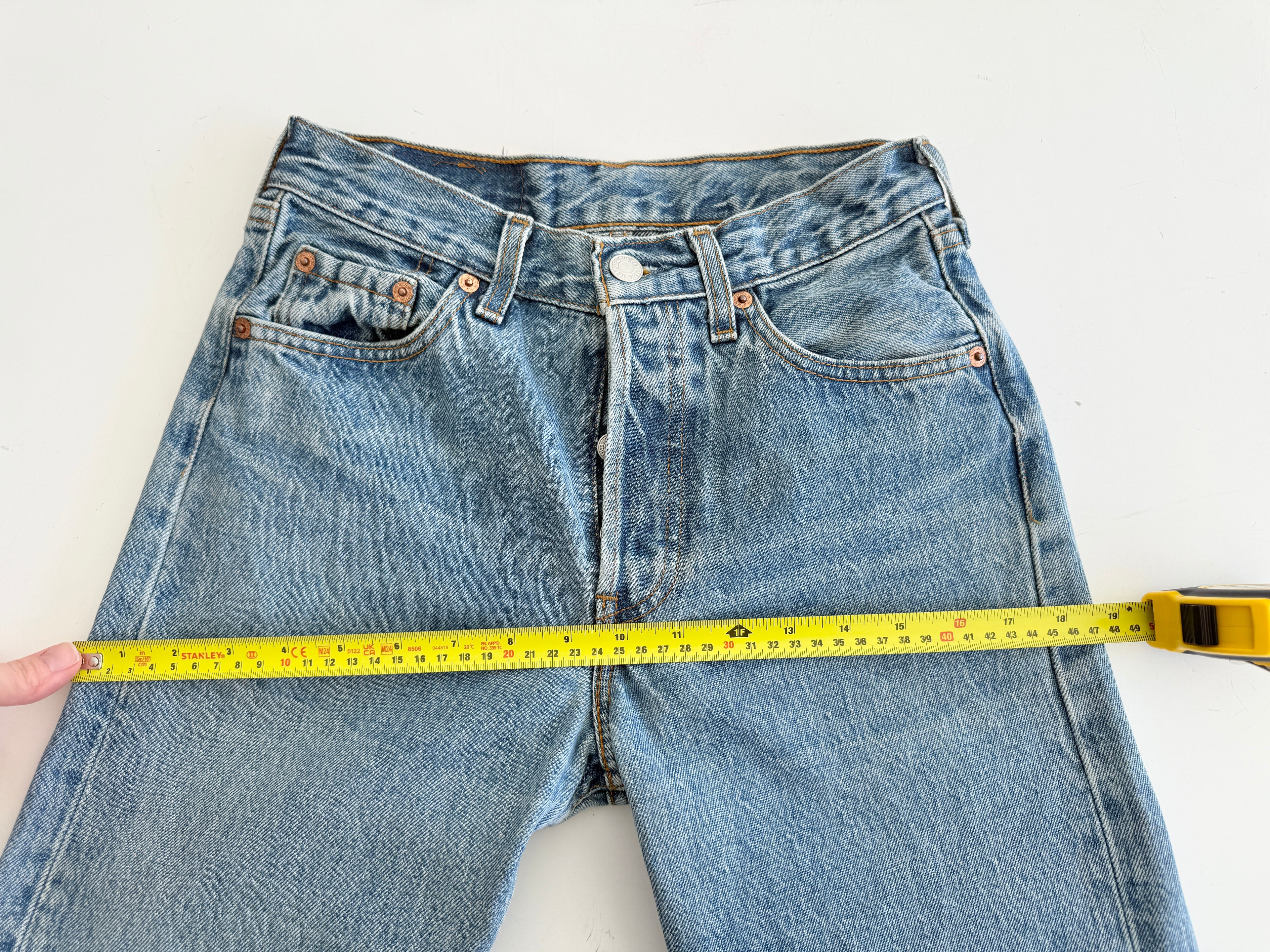 W25 L32 vintage Levis 501s 24/25” measured medium fade blue denim Levi’s 501s 90s