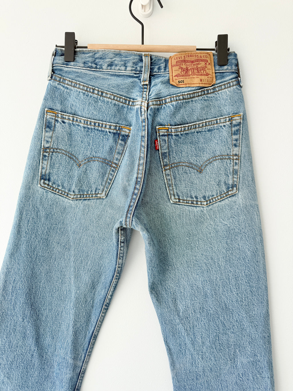 W25 L32 vintage Levis 501s 24/25” measured medium fade blue denim Levi’s 501s 90s