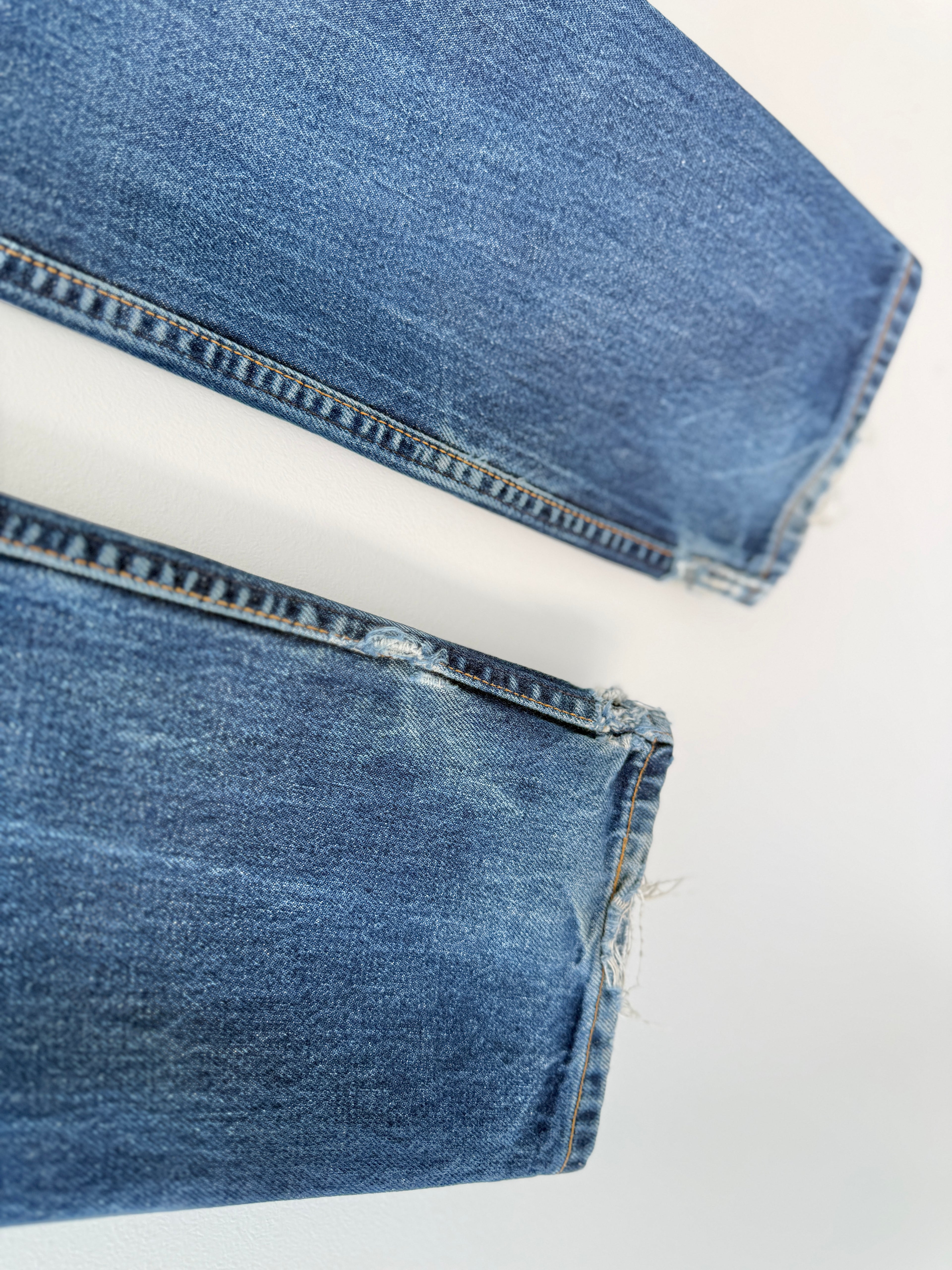 Soft W24 L30 vintage Levis 501s 23-24” measured dark indigo blue Y2K Levi’s 501s