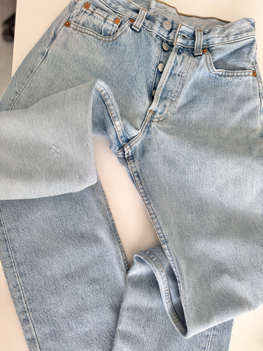 W24 L29 vintage Levis 501 23-24” measured light blue denim 90’s 501s