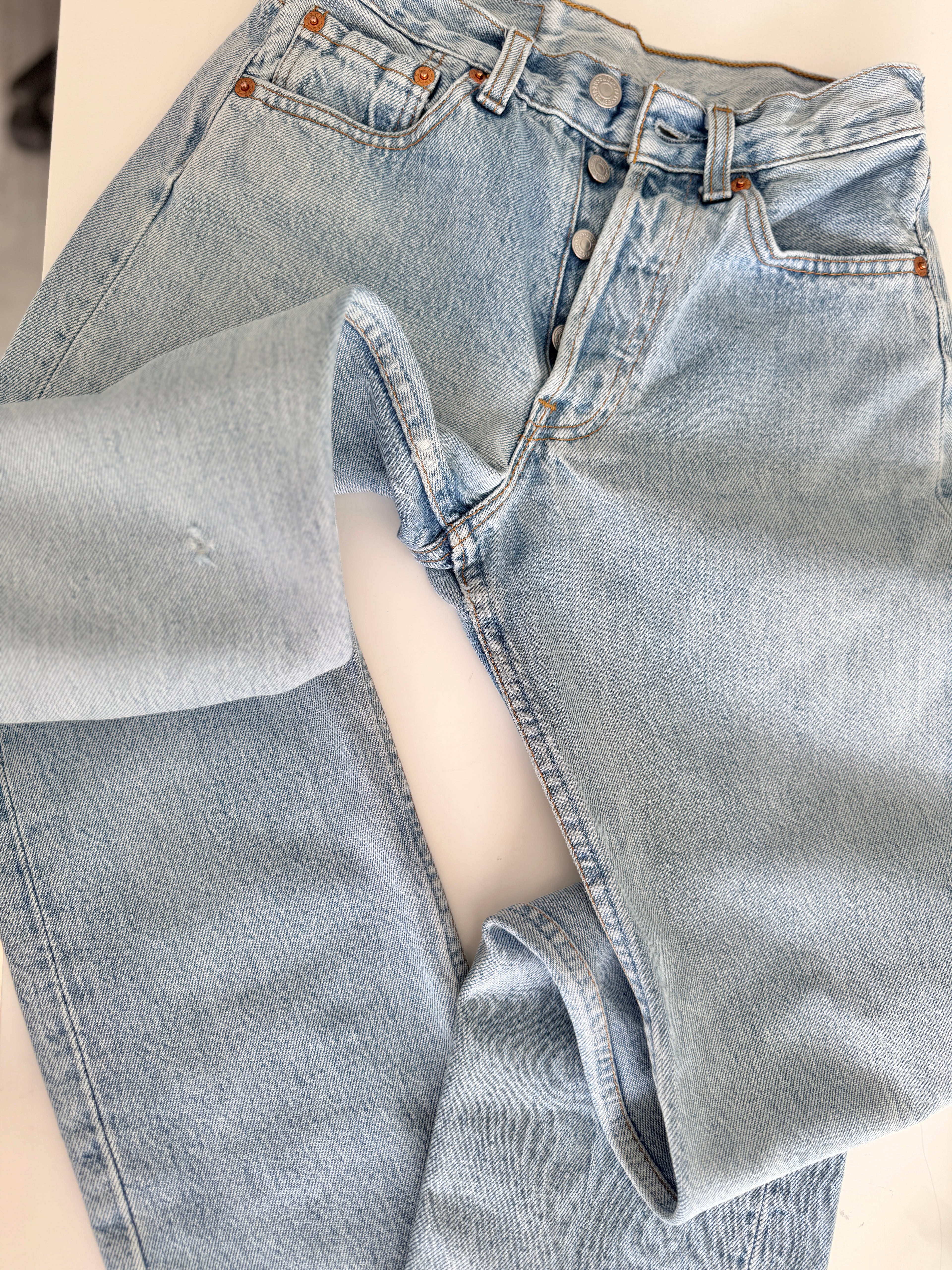 W24 L29 vintage Levis 501 23-24” measured light blue denim 90’s 501s
