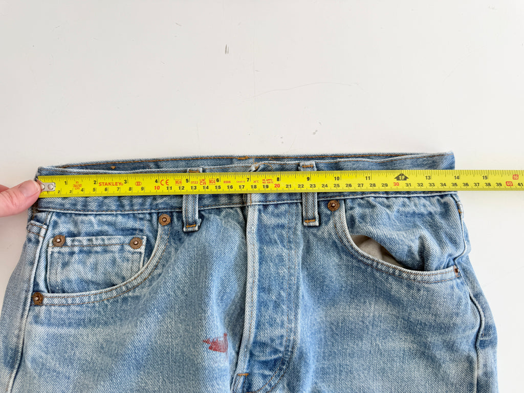 Selvedge W27 L30 vintage Levis 501 26-27”measured medium blue 80s USA 501 selvedge distressed & paint 501s