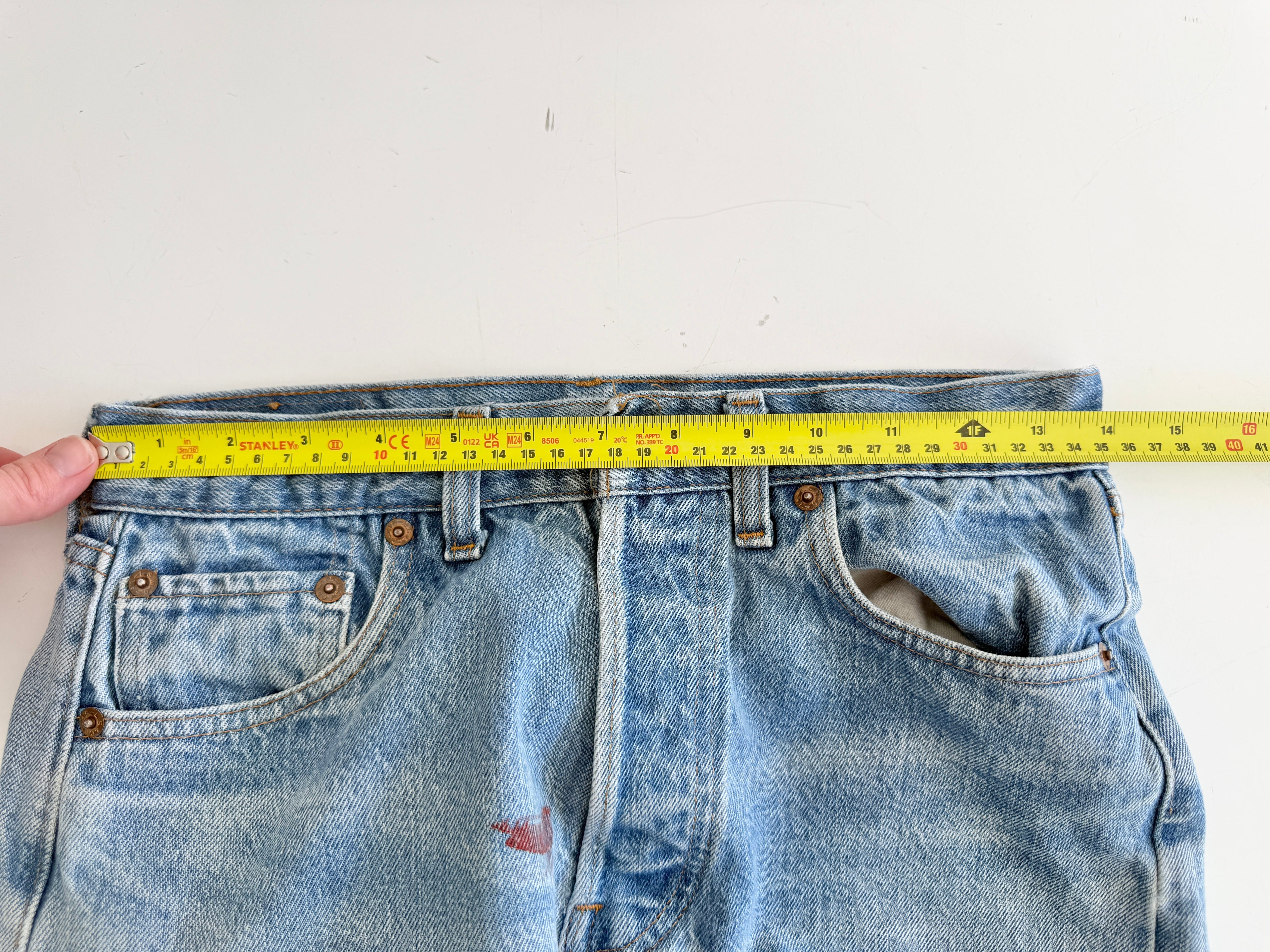 Selvedge W27 L30 vintage Levis 501 26-27”measured medium blue 80s USA 501 selvedge distressed & paint 501s