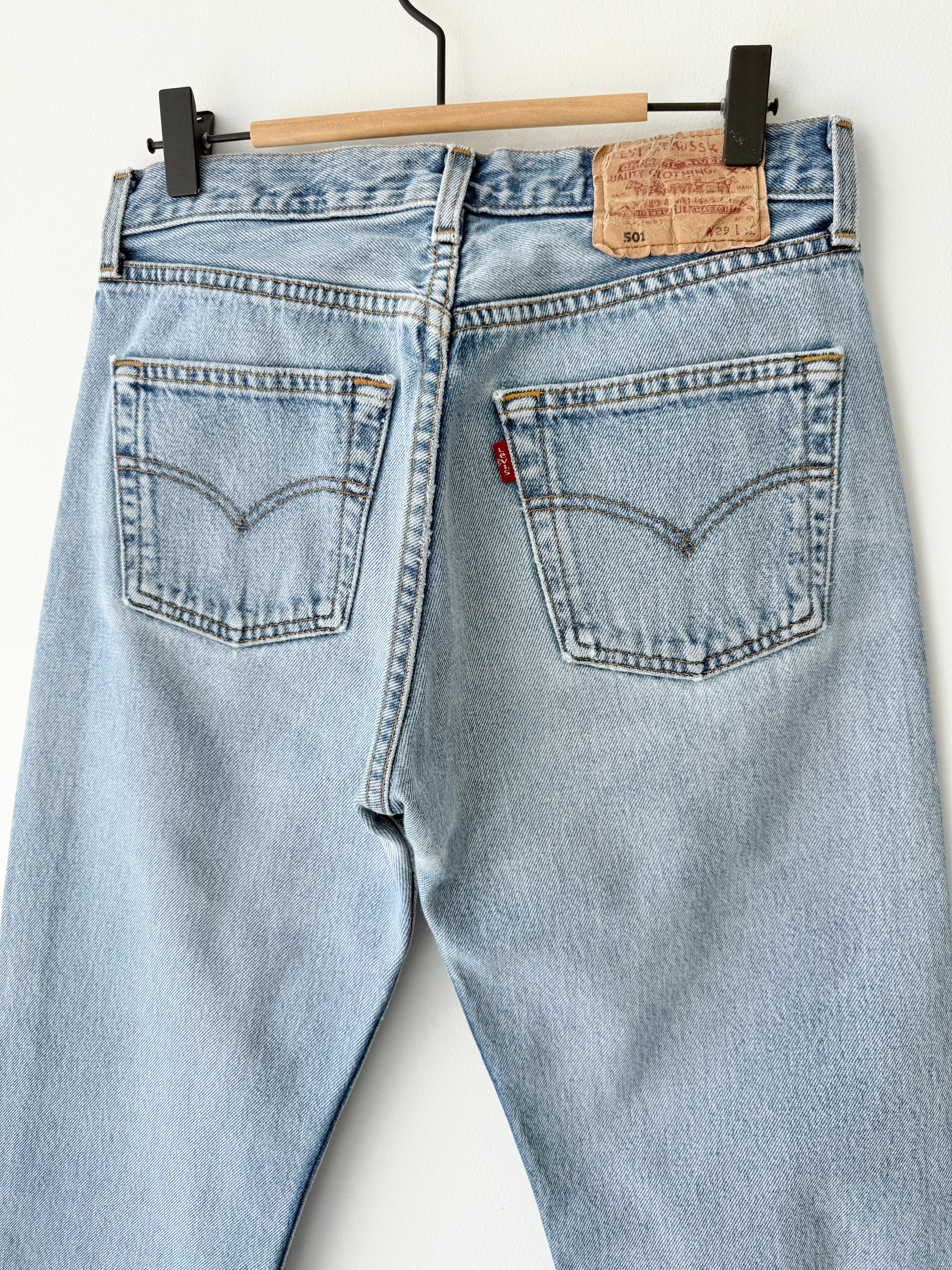 W27 L31 vintage Levis 501 27” measured waist light faded blue Y2K 501s