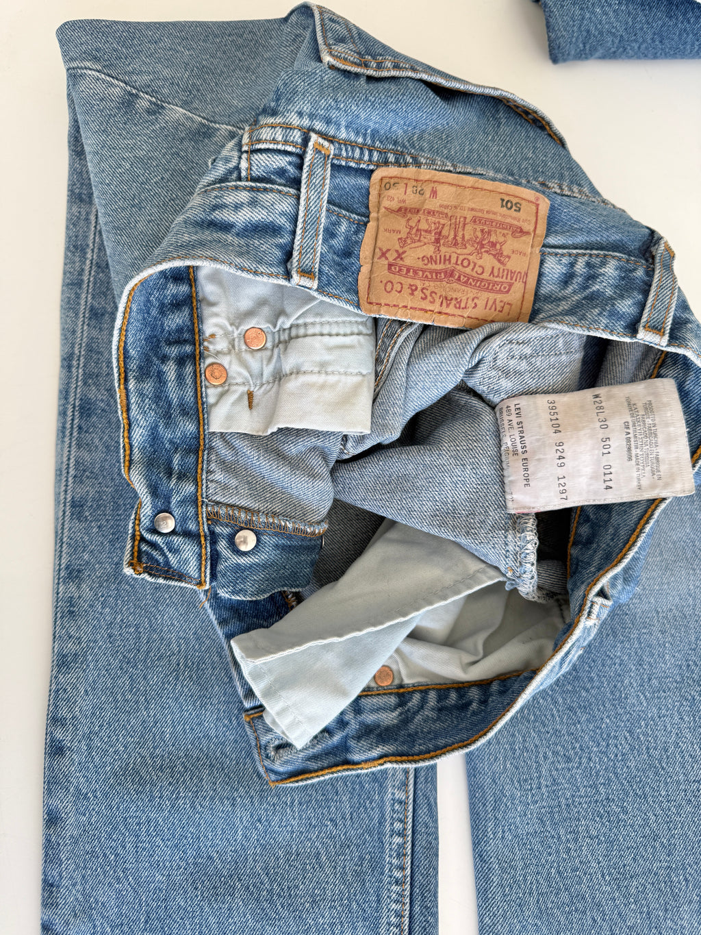 W25 L29 vintage Levis 501s 25” measured medium blue fade 501s 90s
