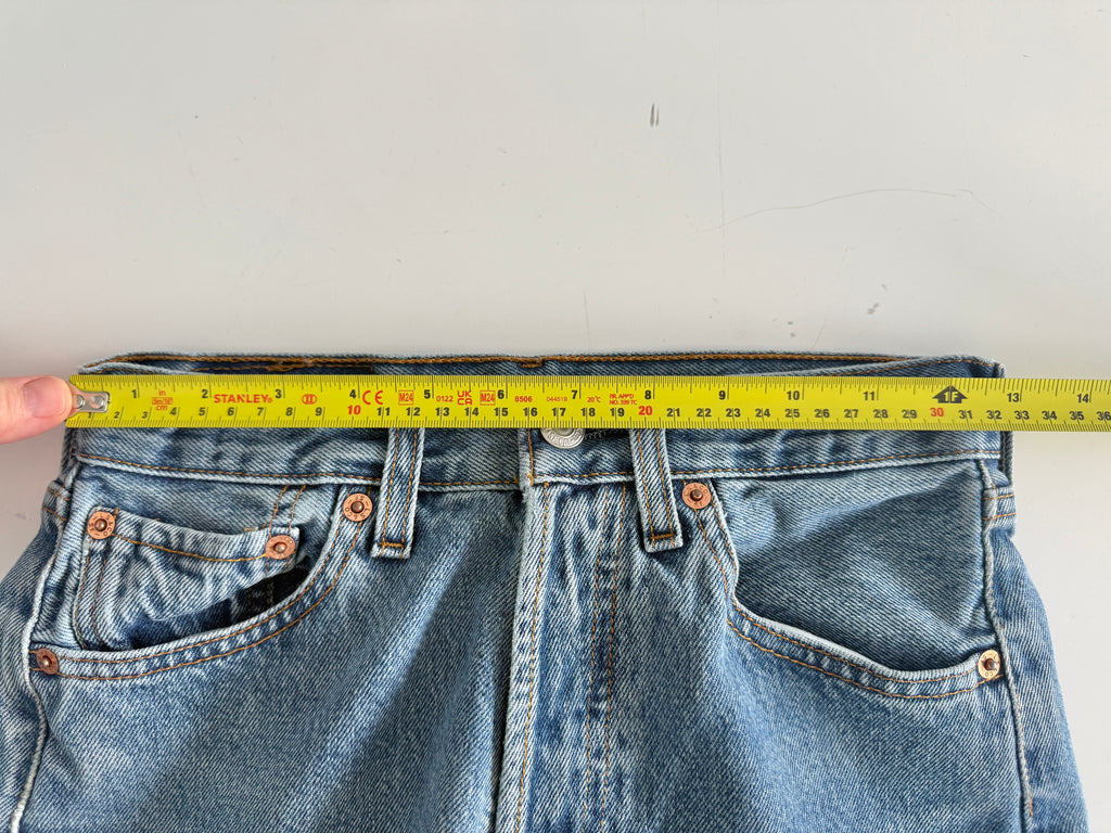 W25 L30 vintage Levis 501 24-25” medium blue 90s Levi’s 501s