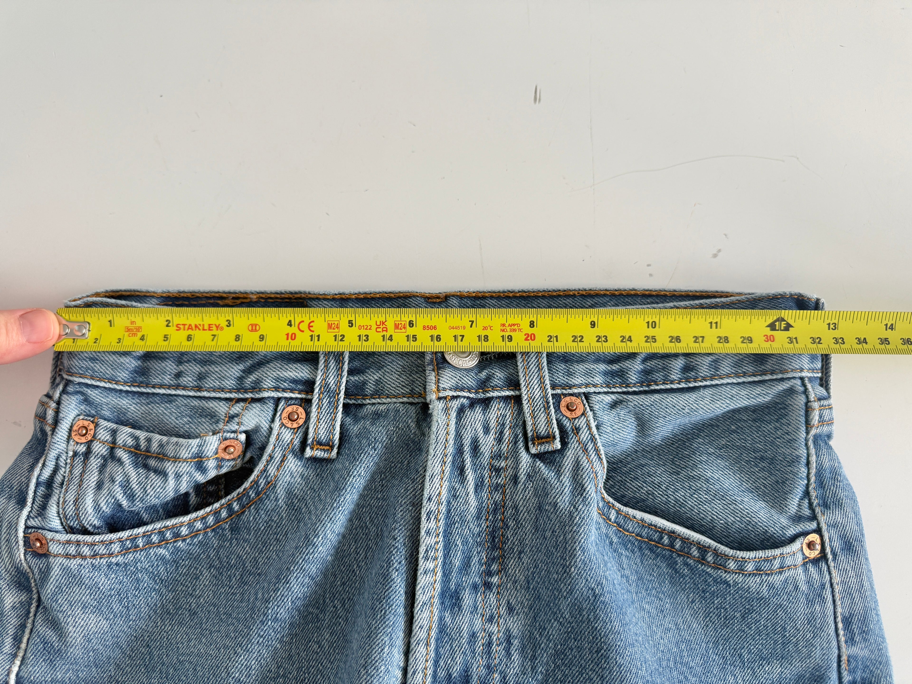 W25 L30 vintage Levis 501 24-25” medium blue 90s Levi’s 501s