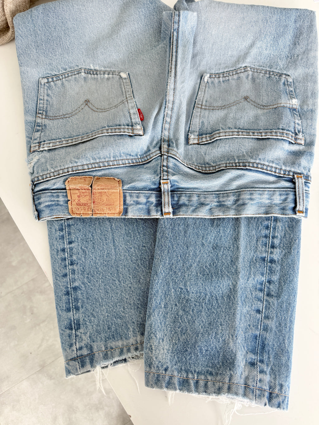 W30 L30 vintage Levis 501 29-30” measured distressed light blue denim 80s 501s