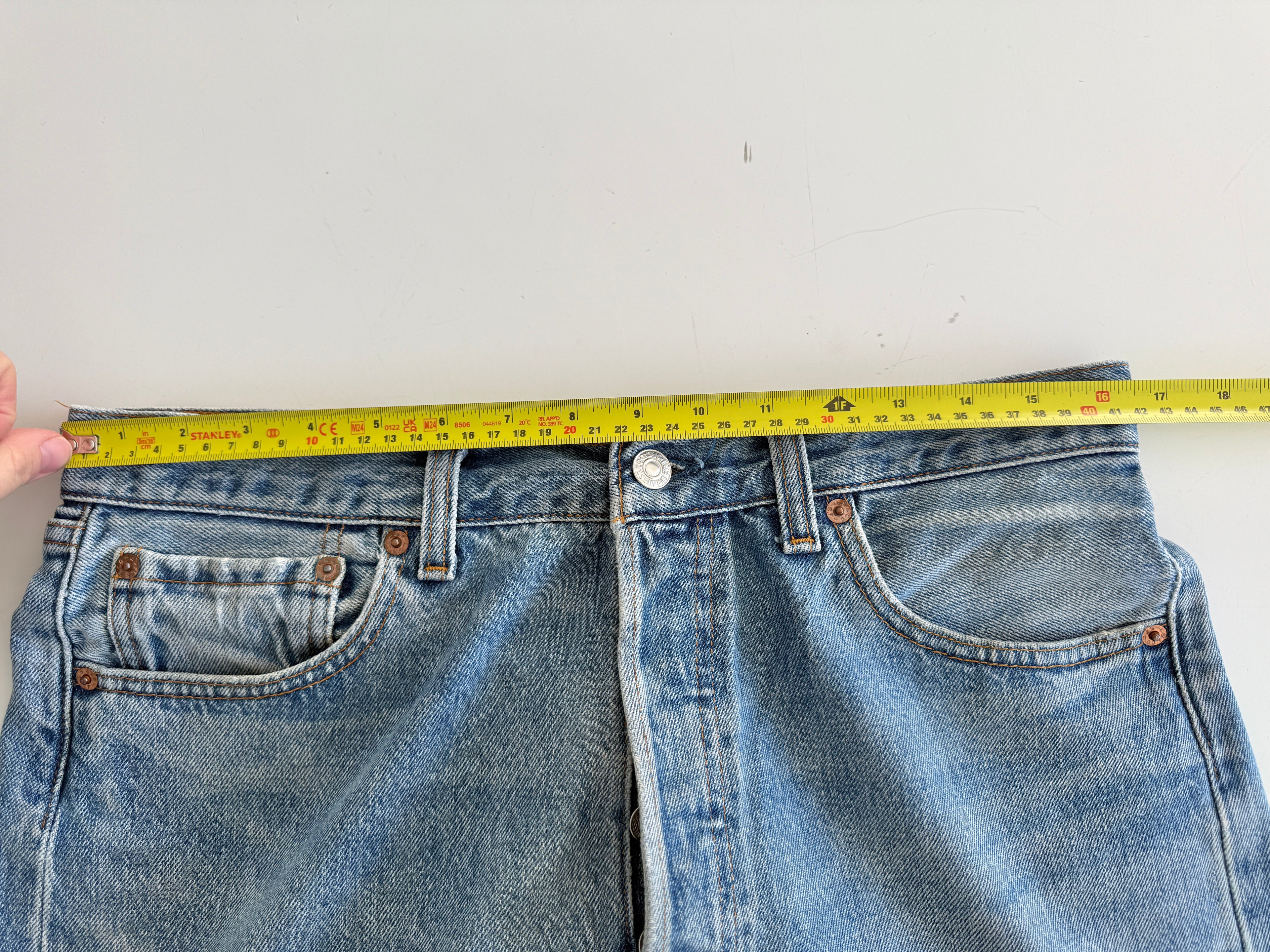 W32 L29 vintage Levis 501 31-32” measured medium faded blue 90s Levi’s 501s
