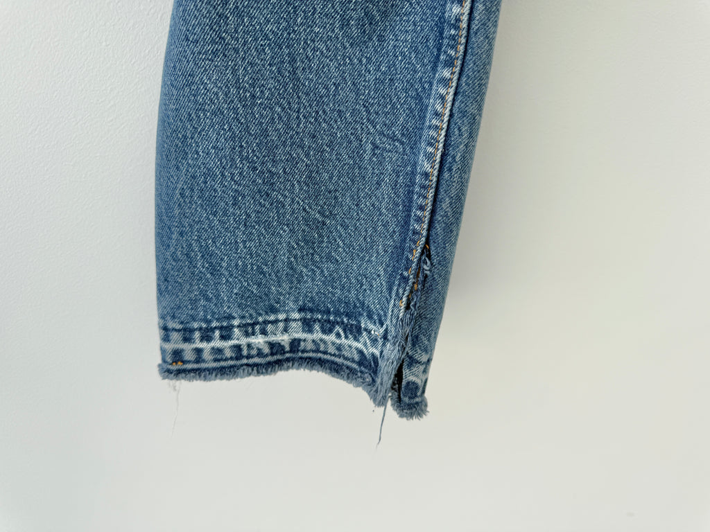 W26 L29 vintage Levis 501s 25/26” medium blue denim Levi’s 501s student fit 90s USA
