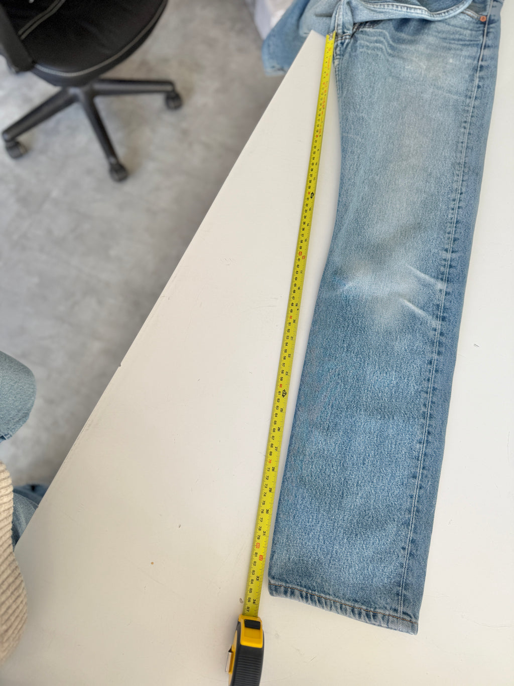 W29 L33 vintage Levis 501 29” measured medium faded whiskers blue Y2K Levi’s 501s