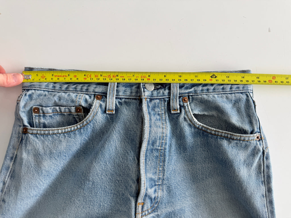 W28 L35 vintage Levis 501 27/28” measured medium light faded blue denim 80s Levi’s 501s