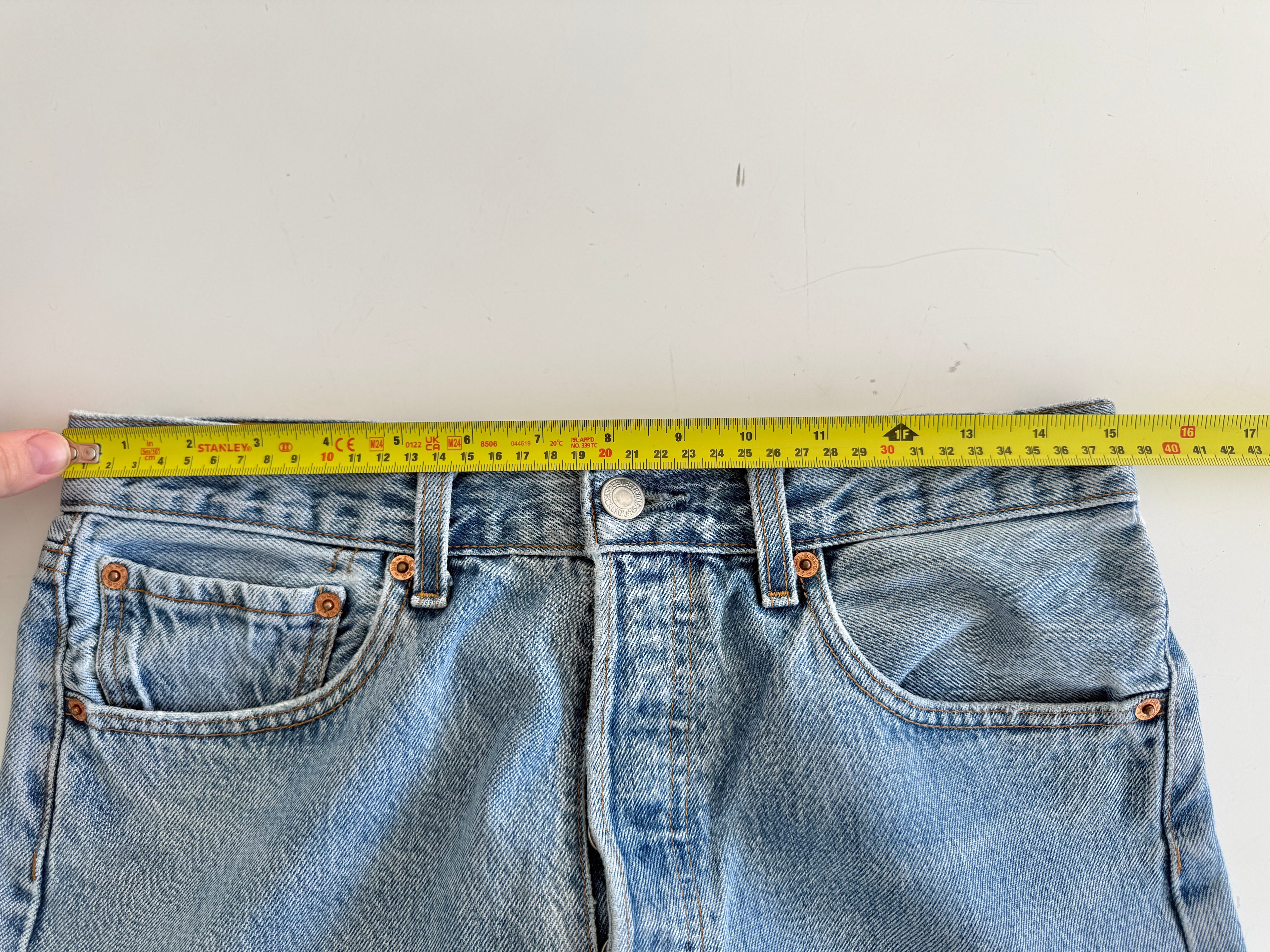 W29 L31 vintage Levis 501 27-28” light medium blue Y2K Levi’s 501s