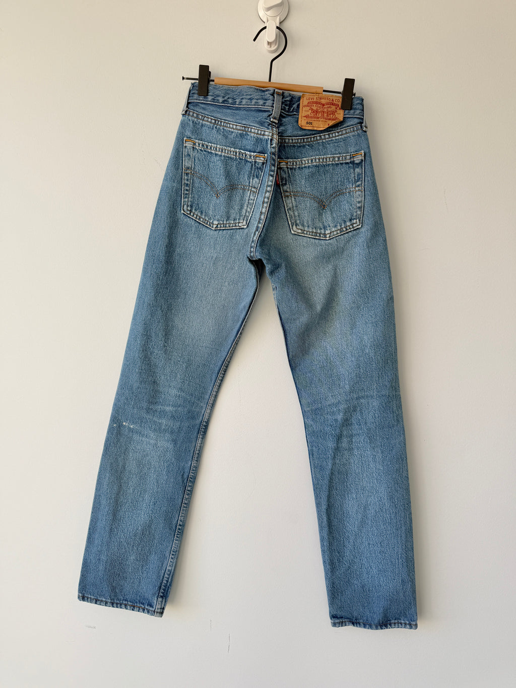 W24 L30 vintage Levis 501 23-24” medium blue 90s Levi’s 501s