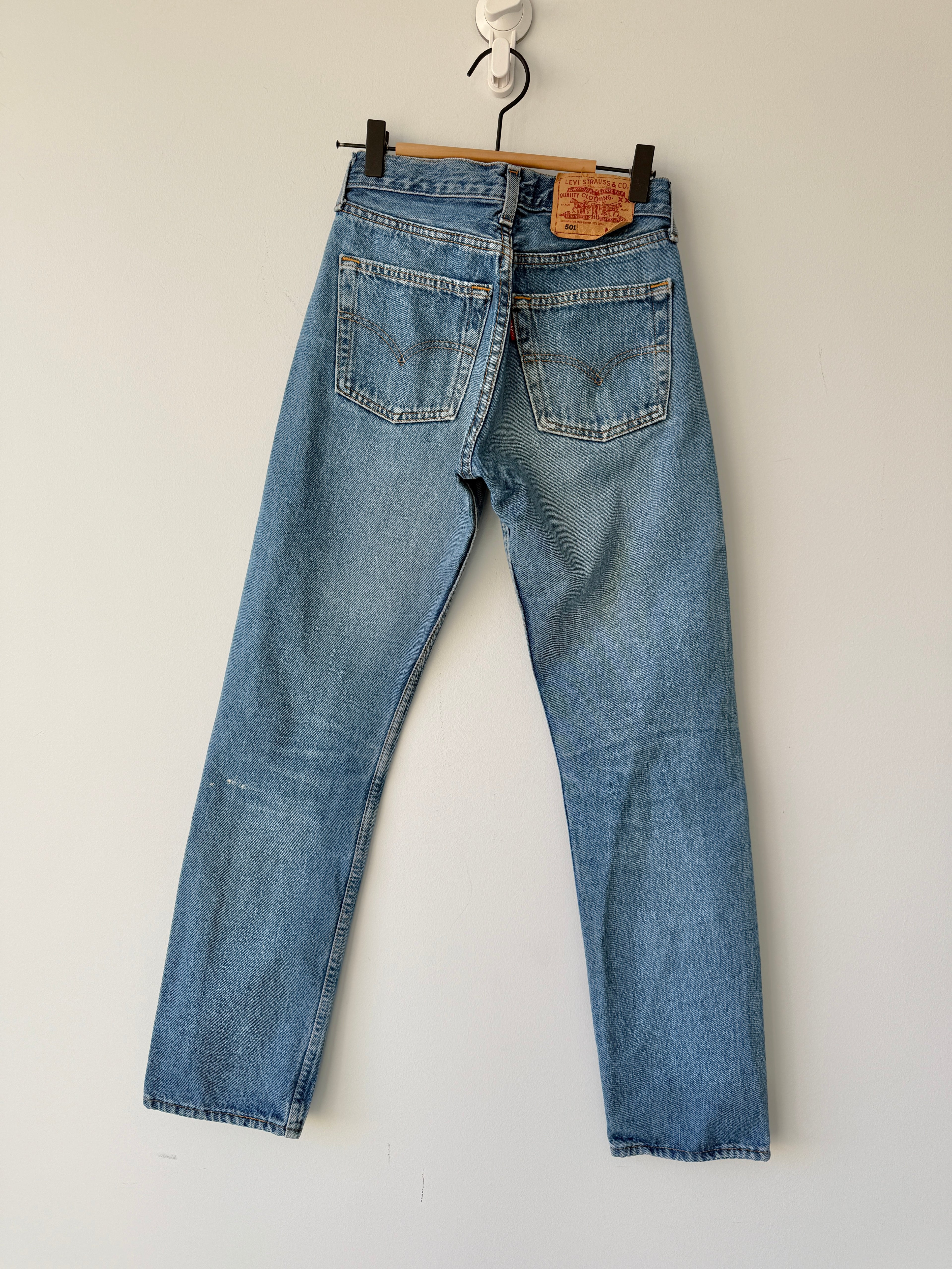 W24 L30 vintage Levis 501 23-24” medium blue 90s Levi’s 501s