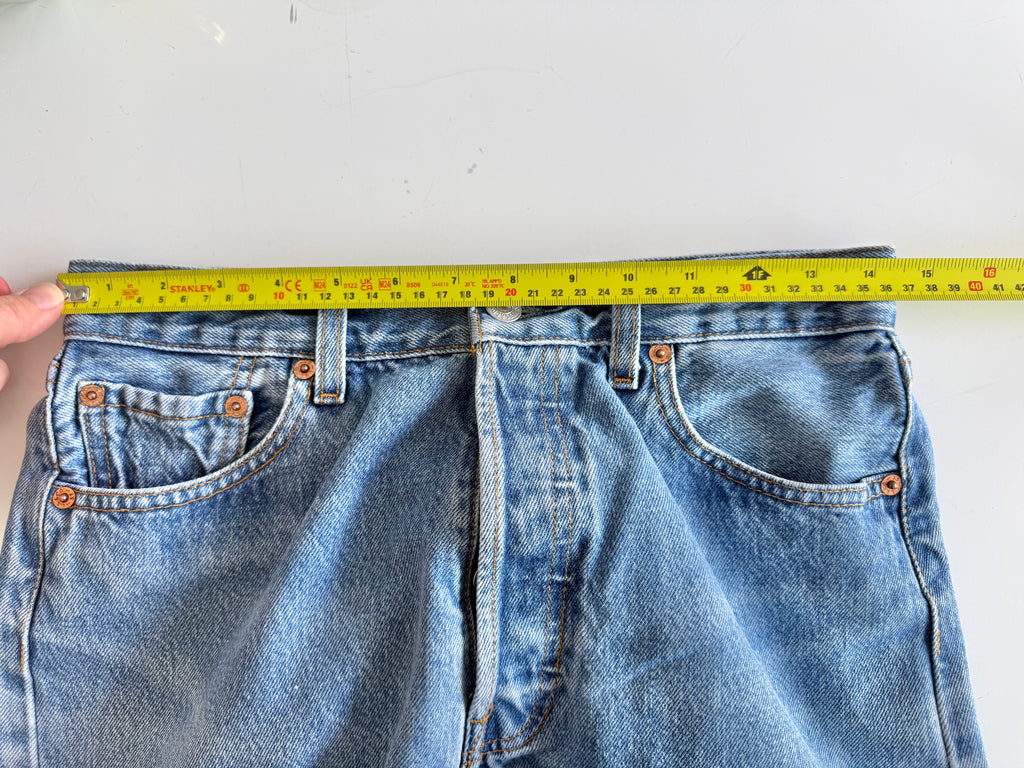 W28 L28 vintage Levis 501 medium blue 26/28” measured waist 501s Y2K