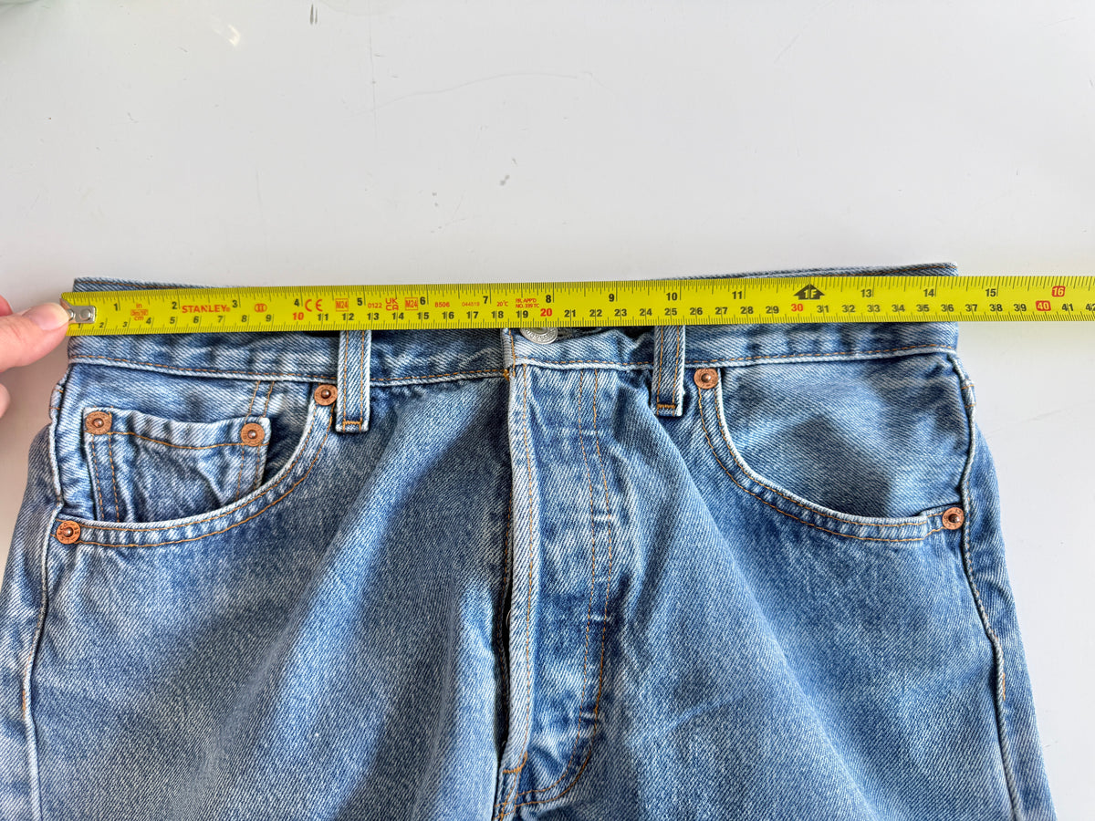 W28 L28 vintage Levis 501 medium blue 26/28” measured waist 501s Y2K