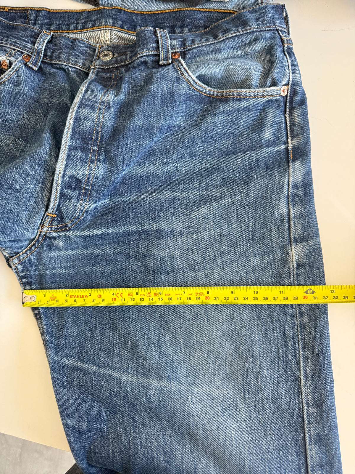 W33 L33 vintage Levis 501 dark blue 33” measured waist Y2K levis 501s