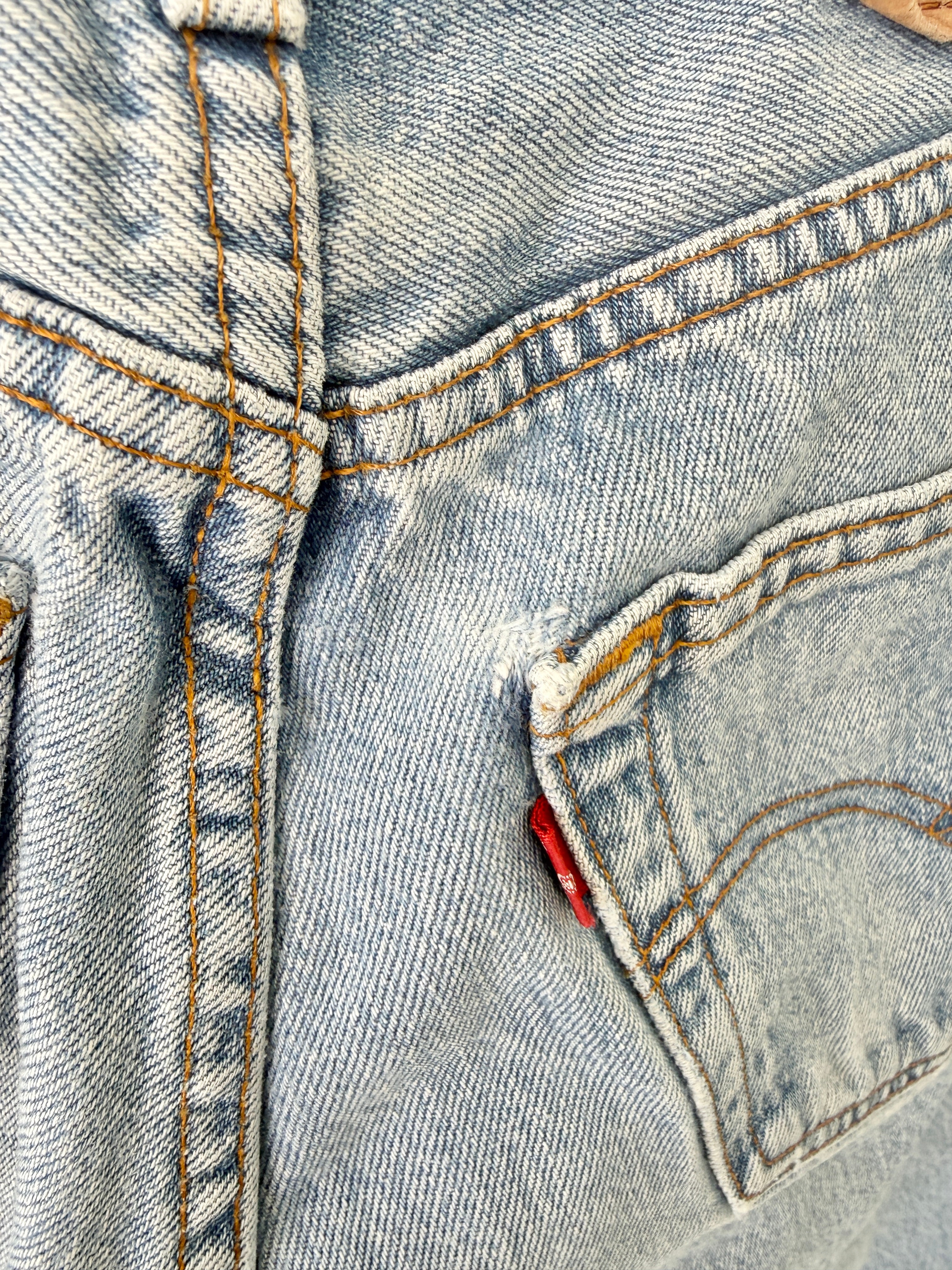 W28 L30 vintage Levis 501 27/28” light blue Levi’s 501s 90s