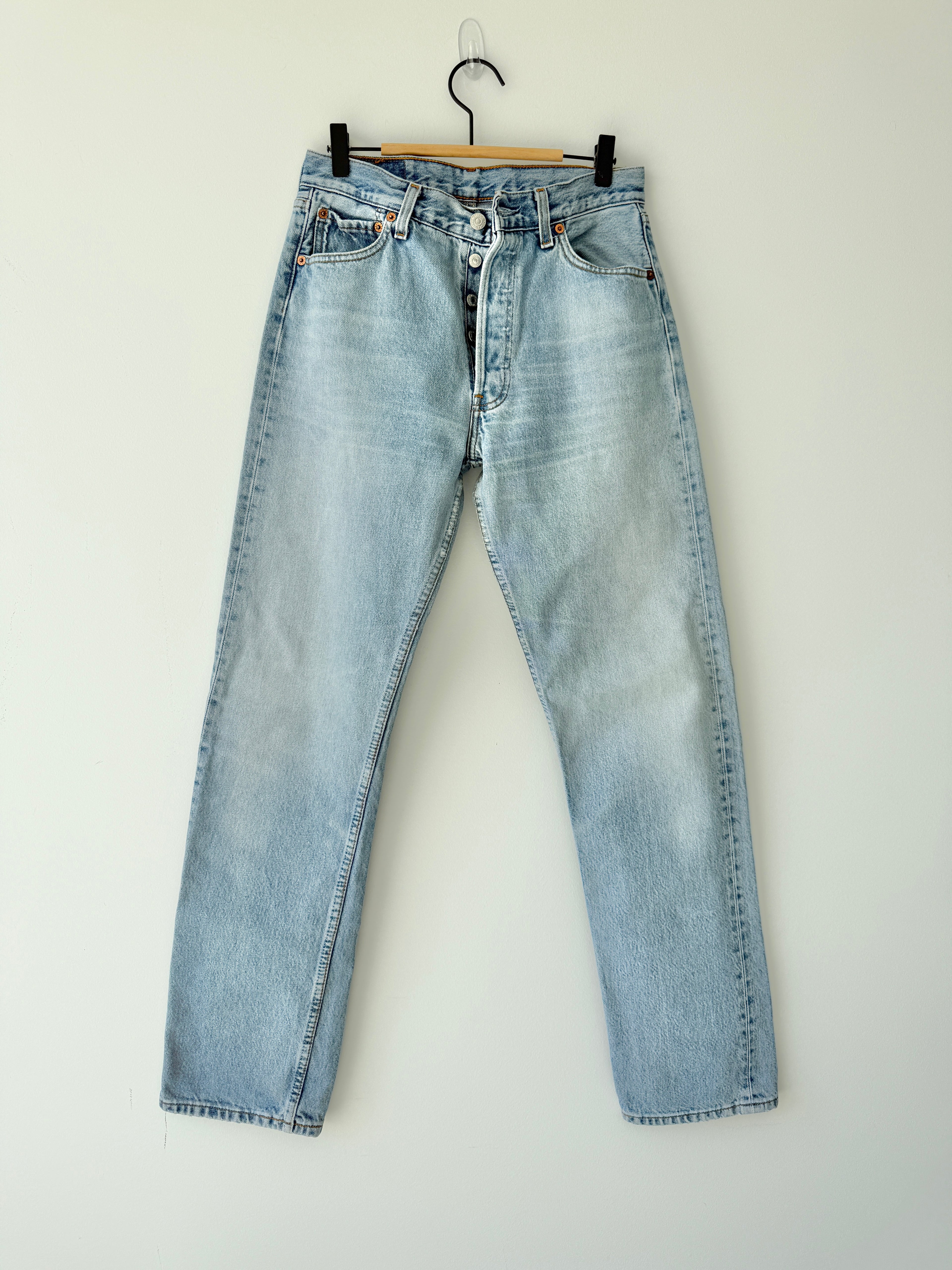 W29 L32 vintage Levis 501 28/29” light blue Levi’s 501s 90s