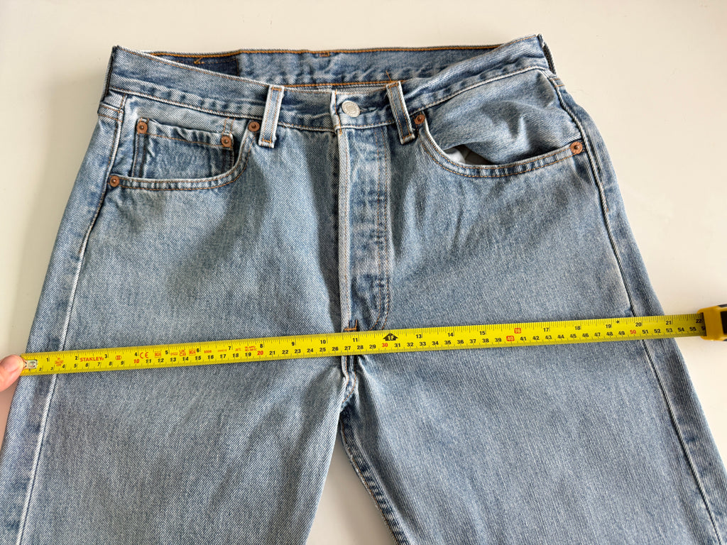 W29 L34 vintage Levis 501s 28/29” measured medium blue faded 90s 501s USA