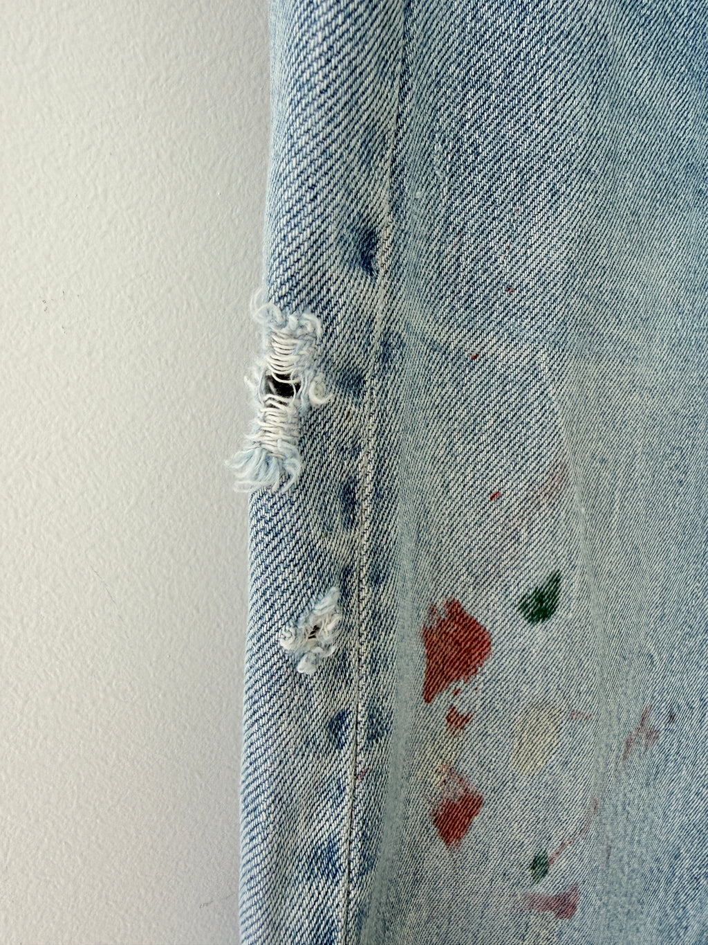 Selvedge W27 L30 vintage Levis 501 26-27”measured medium blue 80s USA 501 selvedge distressed & paint 501s