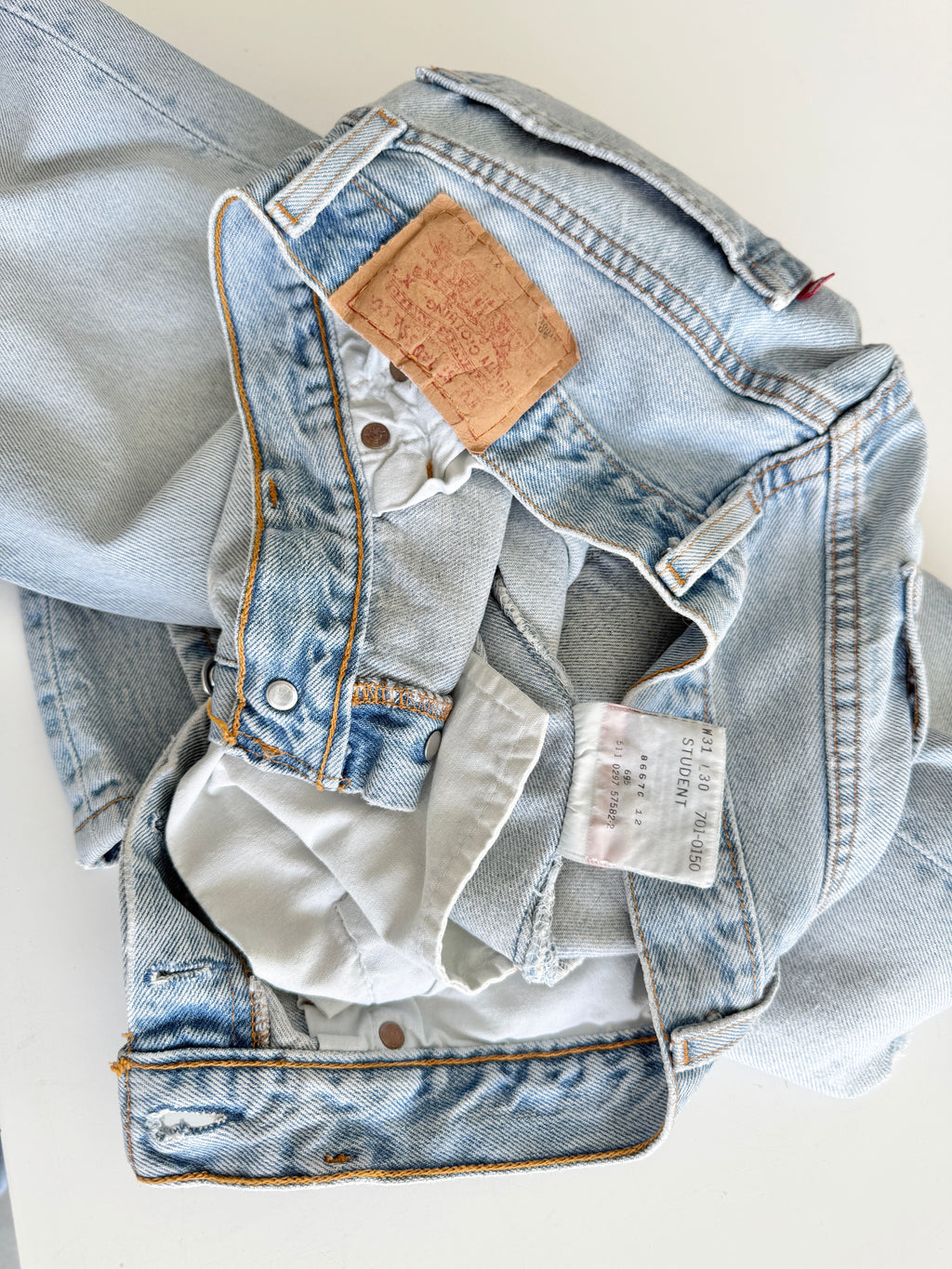 Distressed W28 L29 vintage Levis 501 27/28” measured light faded blue denim 90’s 501s USA student fit